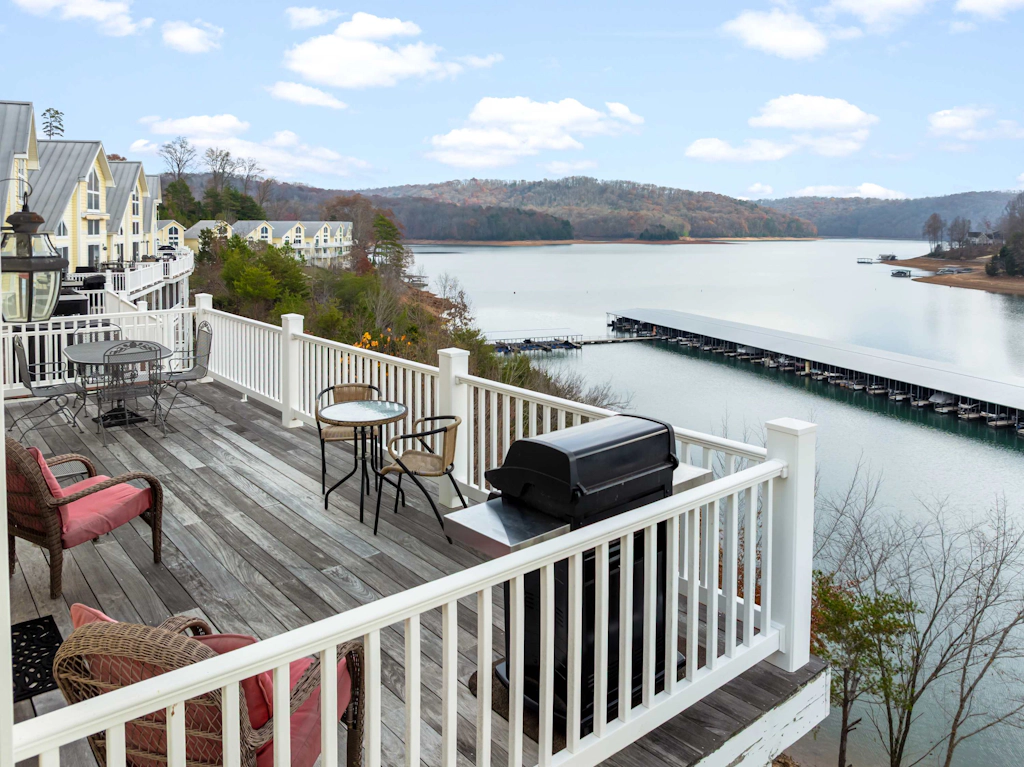 Norris Lake ~ Deerfield Resort ~ Lake Front Villa ~ Sleeps 14 ~ Boat Slip・Pool ~ Drain's Getaway