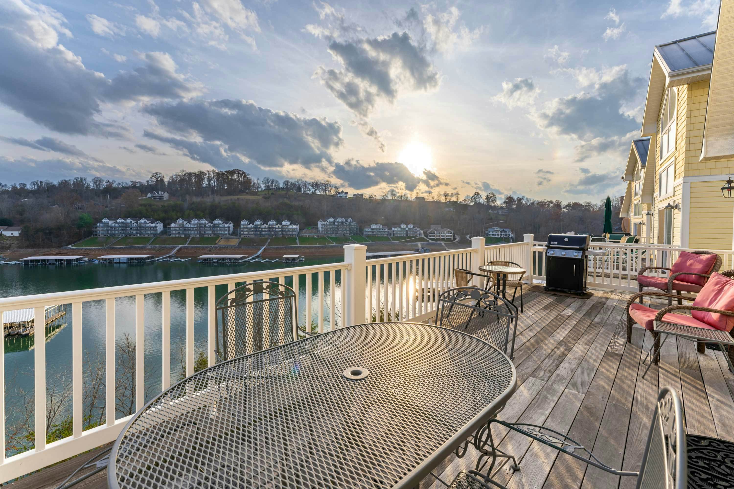 Family-friendly Home・Hot Tub・Lake View・Pool Access
