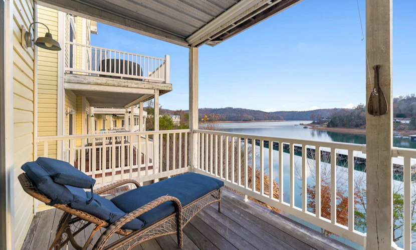 Welcome to our 5-bedroom, 3.5-bath Norris Lake townhouse, made for easy group time on the water.
・Private lakefront deck with seating and a gas grill
・Indoor fireplace, board games, and roomy living areas
・Full kitchen, dining table, washer/dryer, and dedicated workspace
・Deerfield Resort on Norris Lake, is about 9 min drive away
Settle in and enjoy a relaxed lakeside stay with space to cook, gather, and unwind.