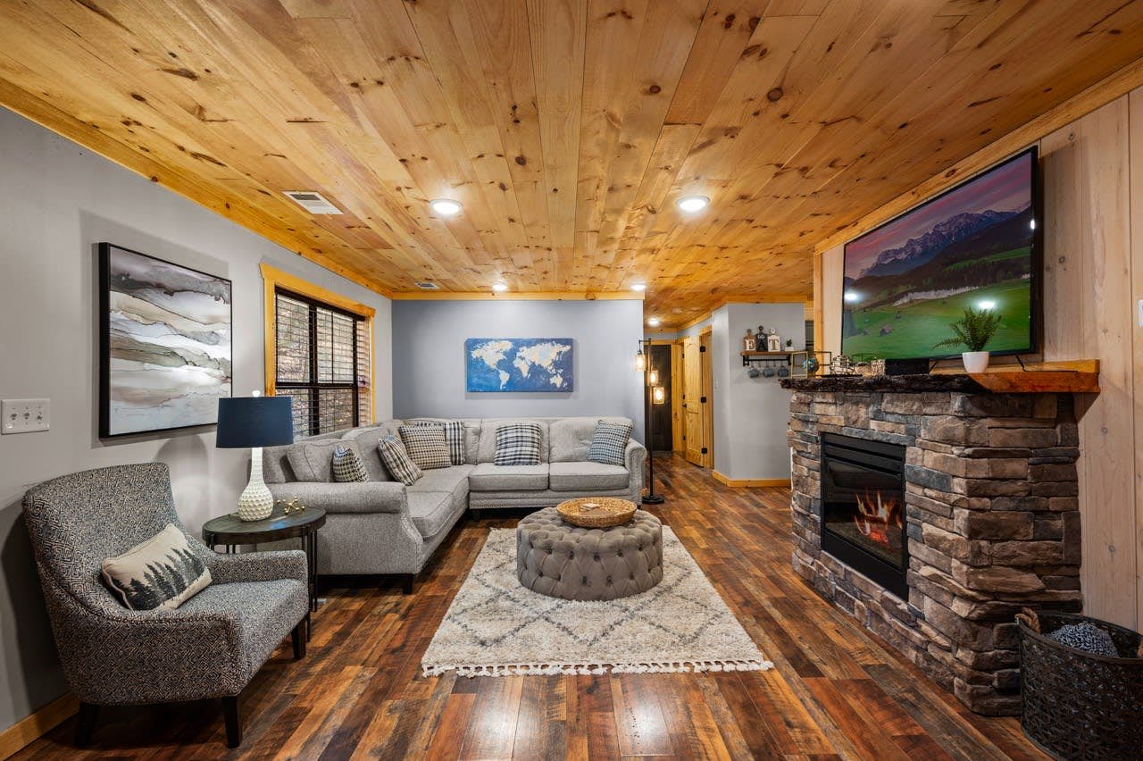 Serene Cabin, Sleeps 6・Hot Tub・Pool Table & Arcade