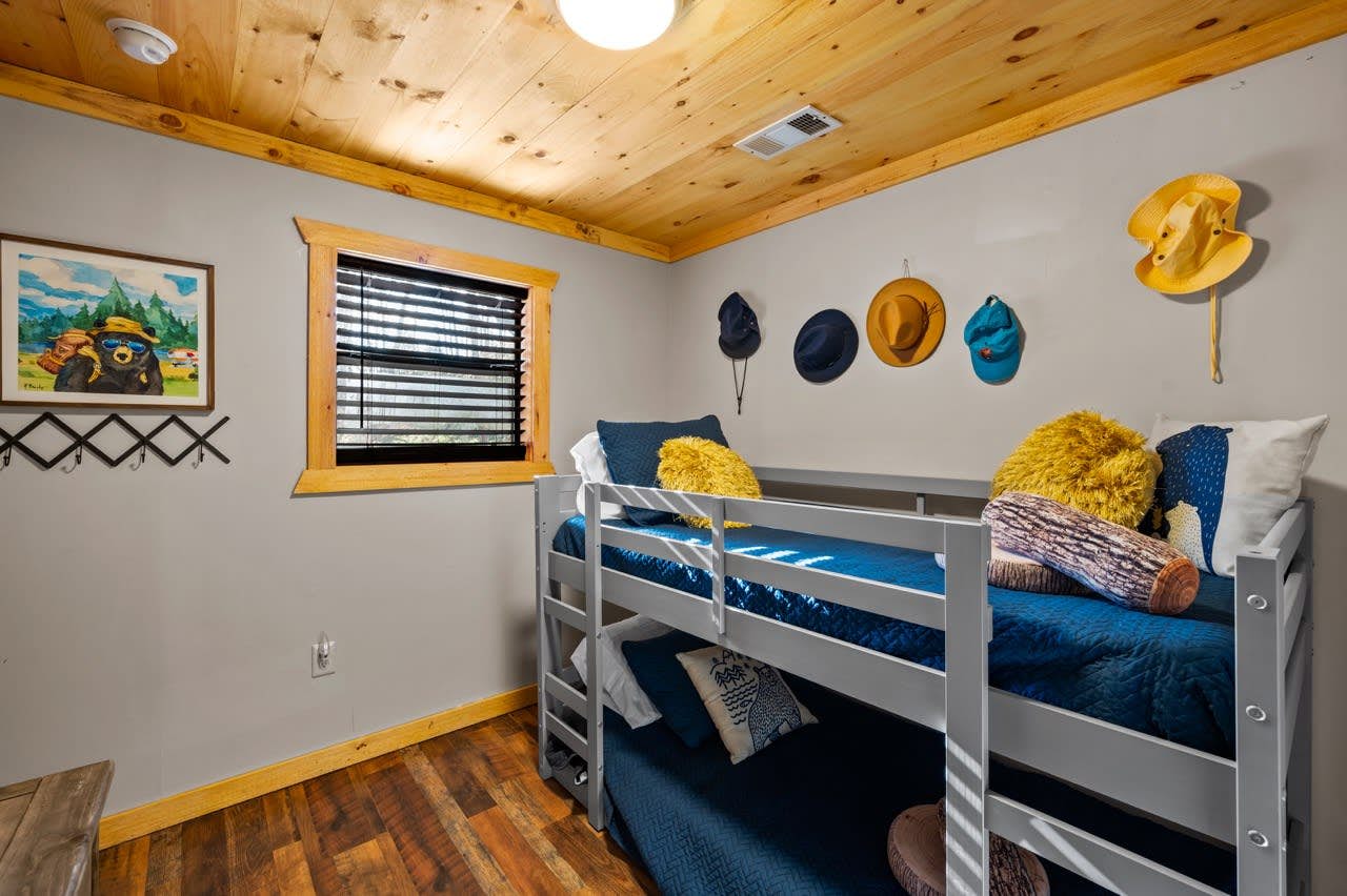 Serene Cabin, Sleeps 6・Hot Tub・Pool Table & Arcade