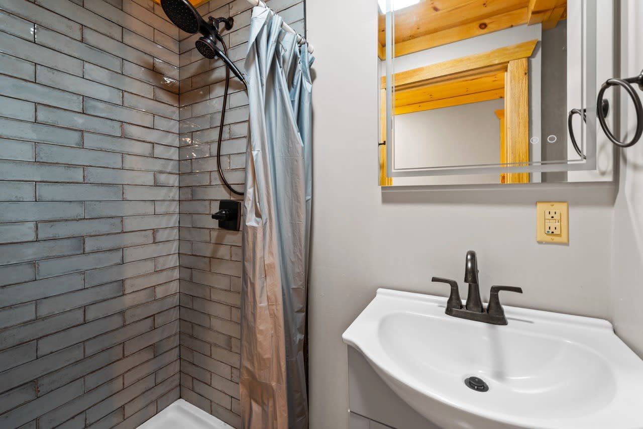 Serene Cabin, Sleeps 6・Hot Tub・Pool Table & Arcade