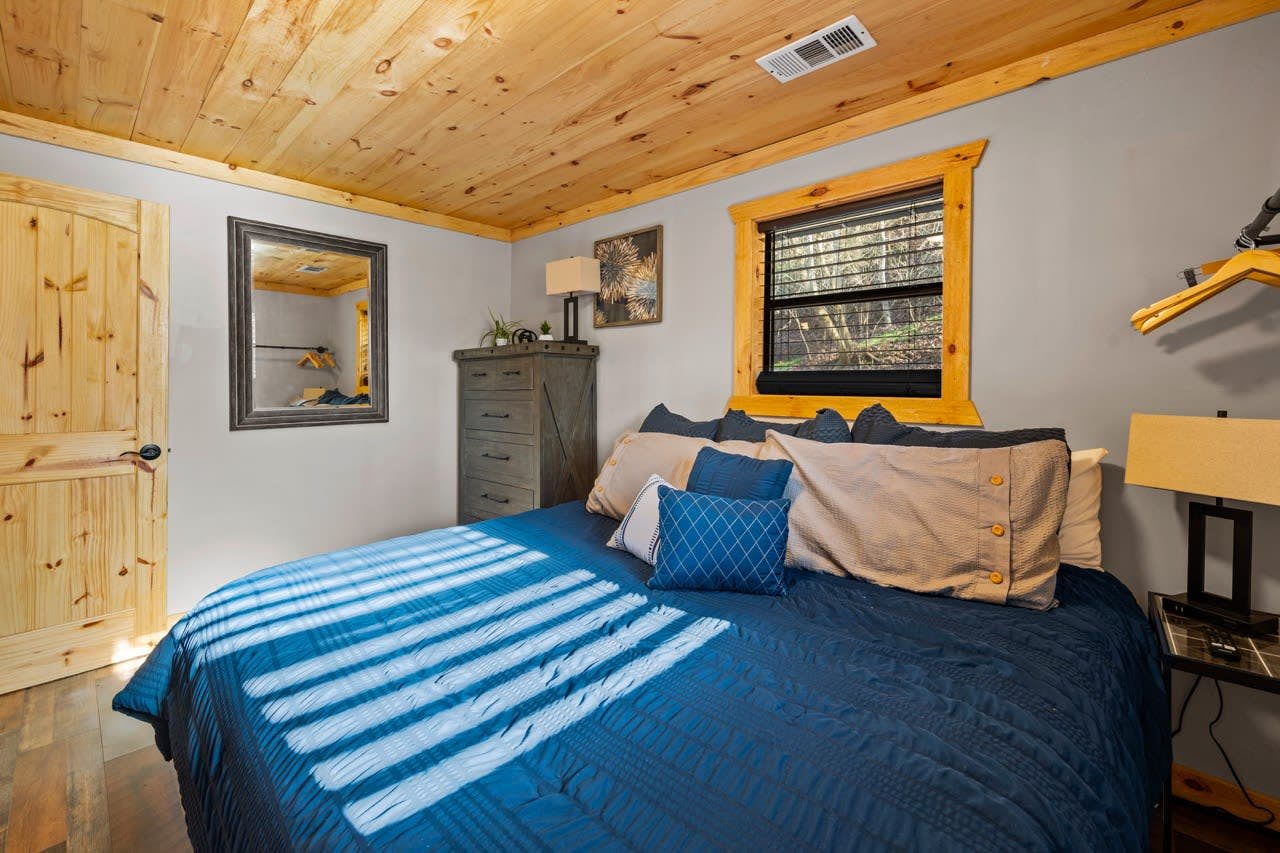 Serene Cabin, Sleeps 6・Hot Tub・Pool Table & Arcade