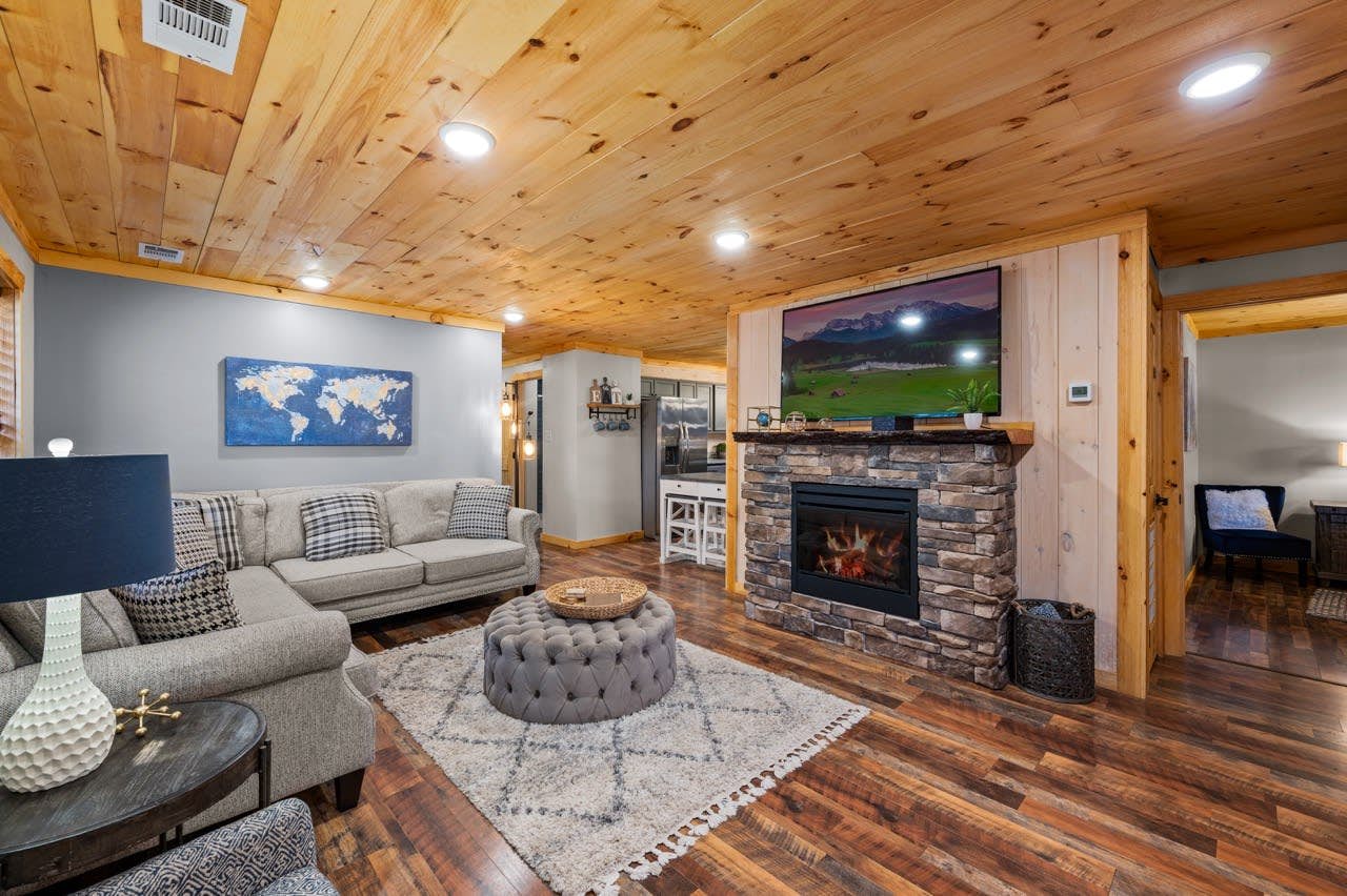 Serene Cabin, Sleeps 6・Hot Tub・Pool Table & Arcade