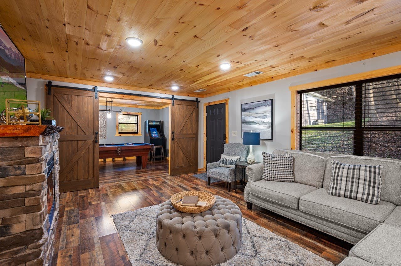 Serene Cabin, Sleeps 6・Hot Tub・Pool Table & Arcade