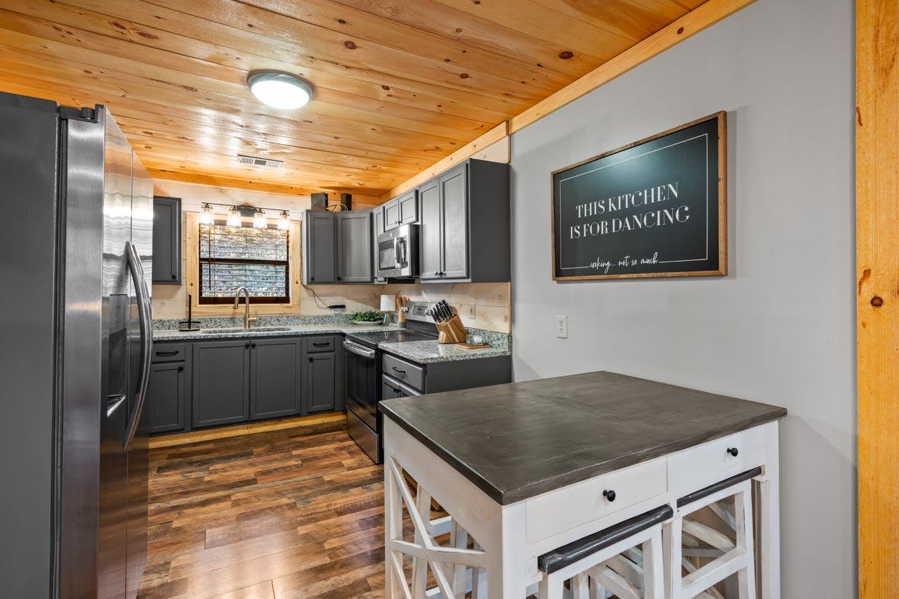 Serene Cabin, Sleeps 6・Hot Tub・Pool Table & Arcade