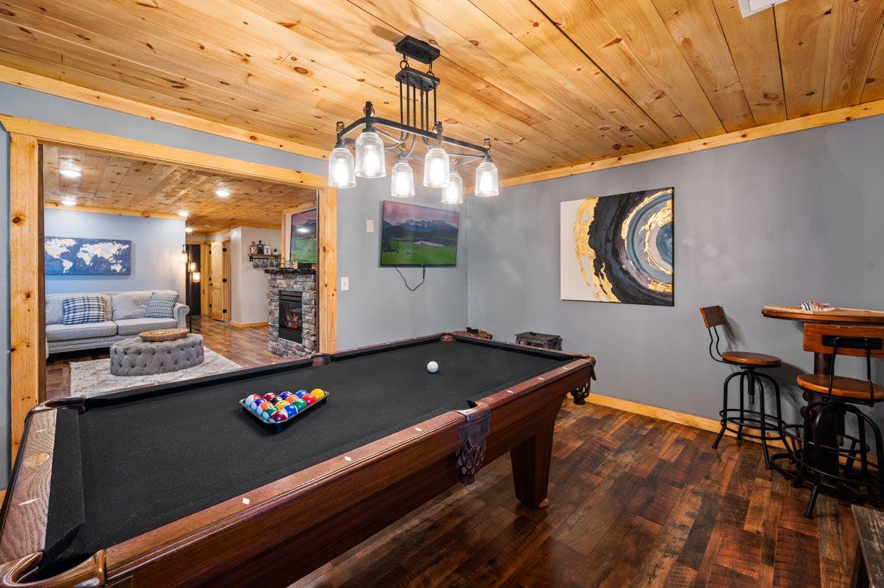 Serene Cabin, Sleeps 6・Hot Tub・Pool Table & Arcade