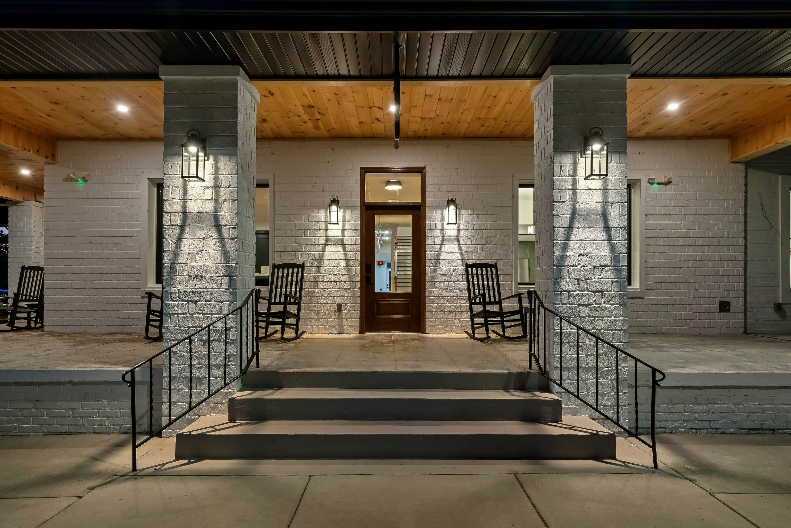 The Davis, Luxury Retreat Villa 1-Block from Dolly