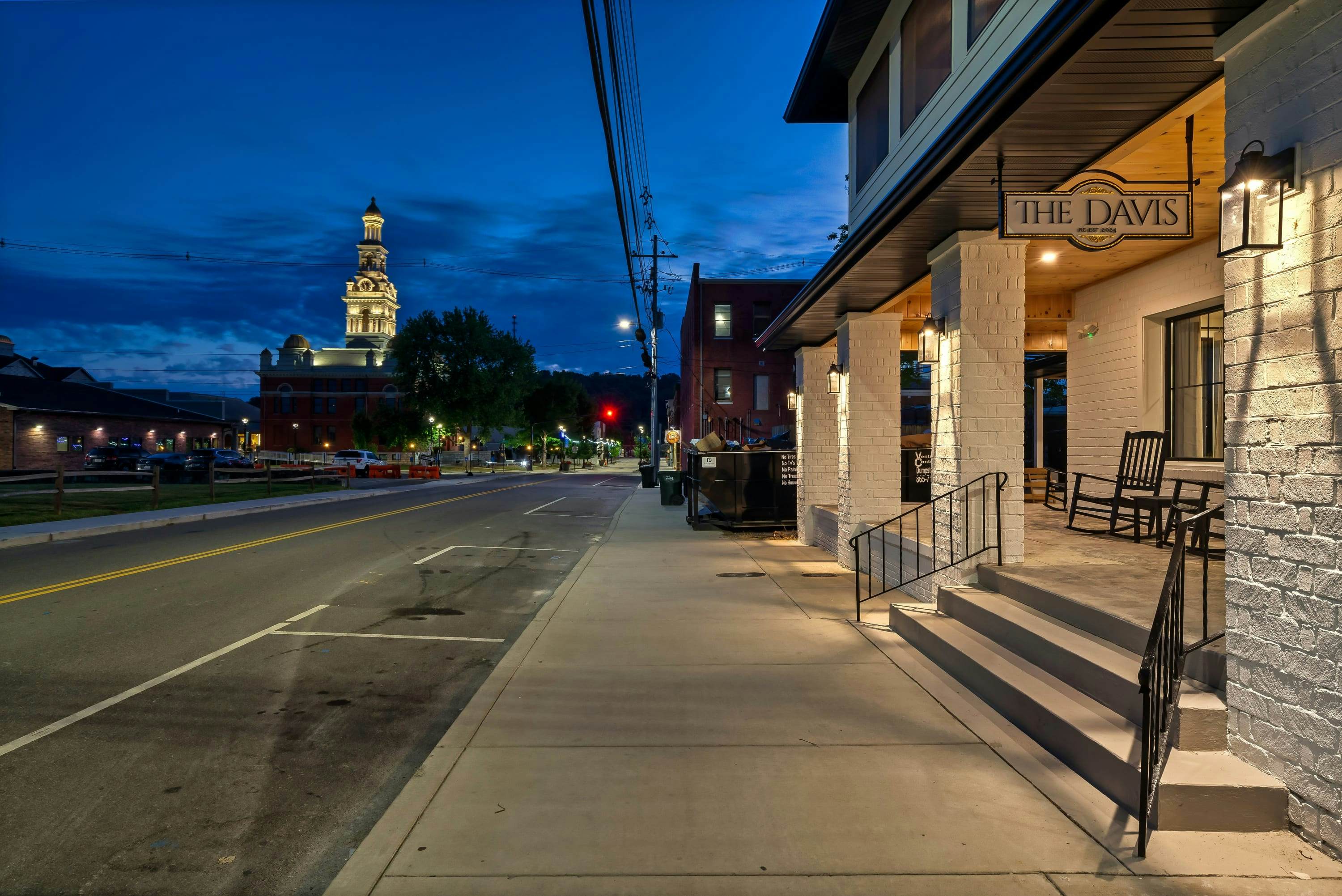 The Davis, Luxury Retreat Villa 1-Block from Dolly