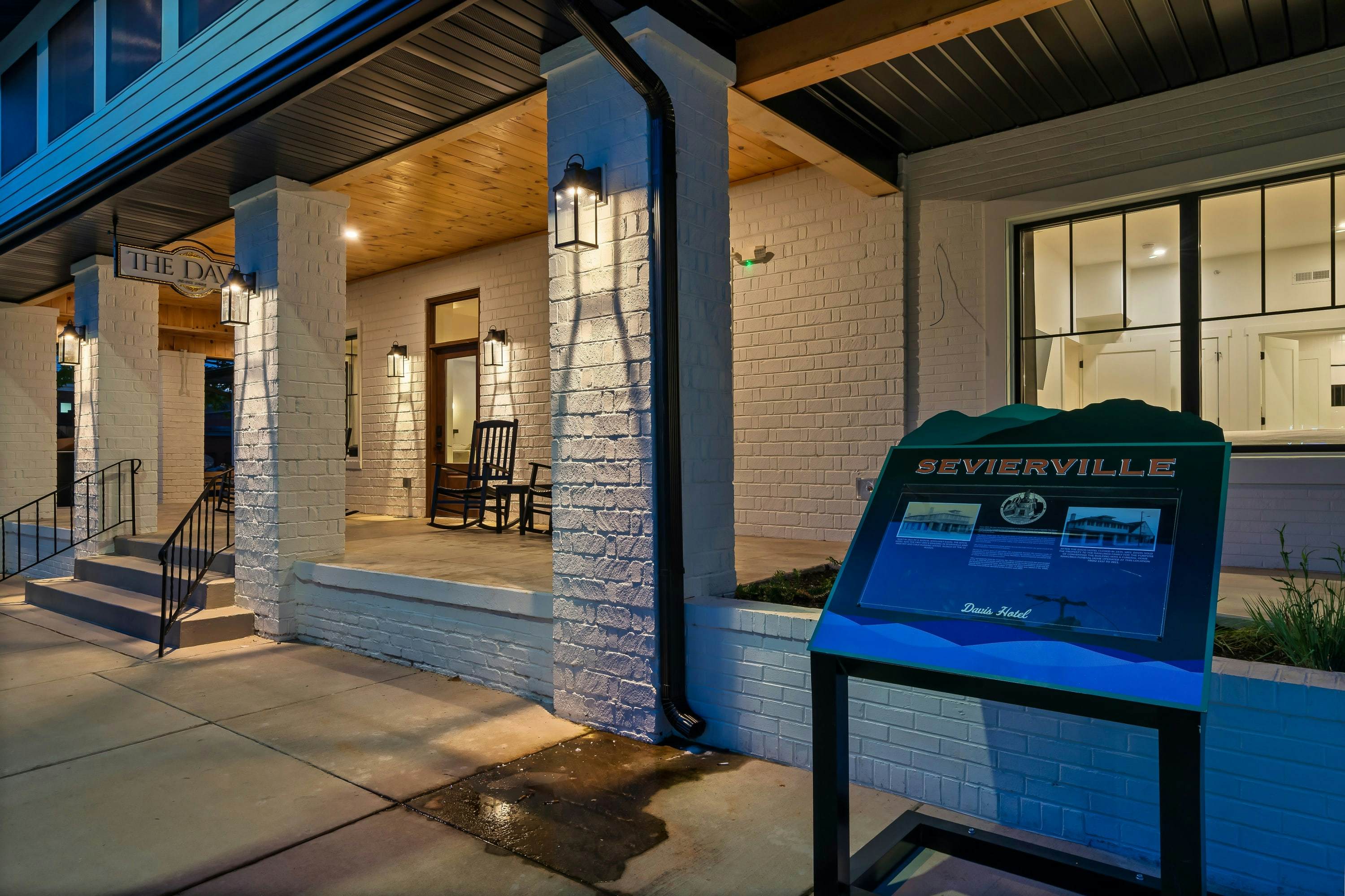 The Davis, Luxury Retreat Villa 1-Block from Dolly