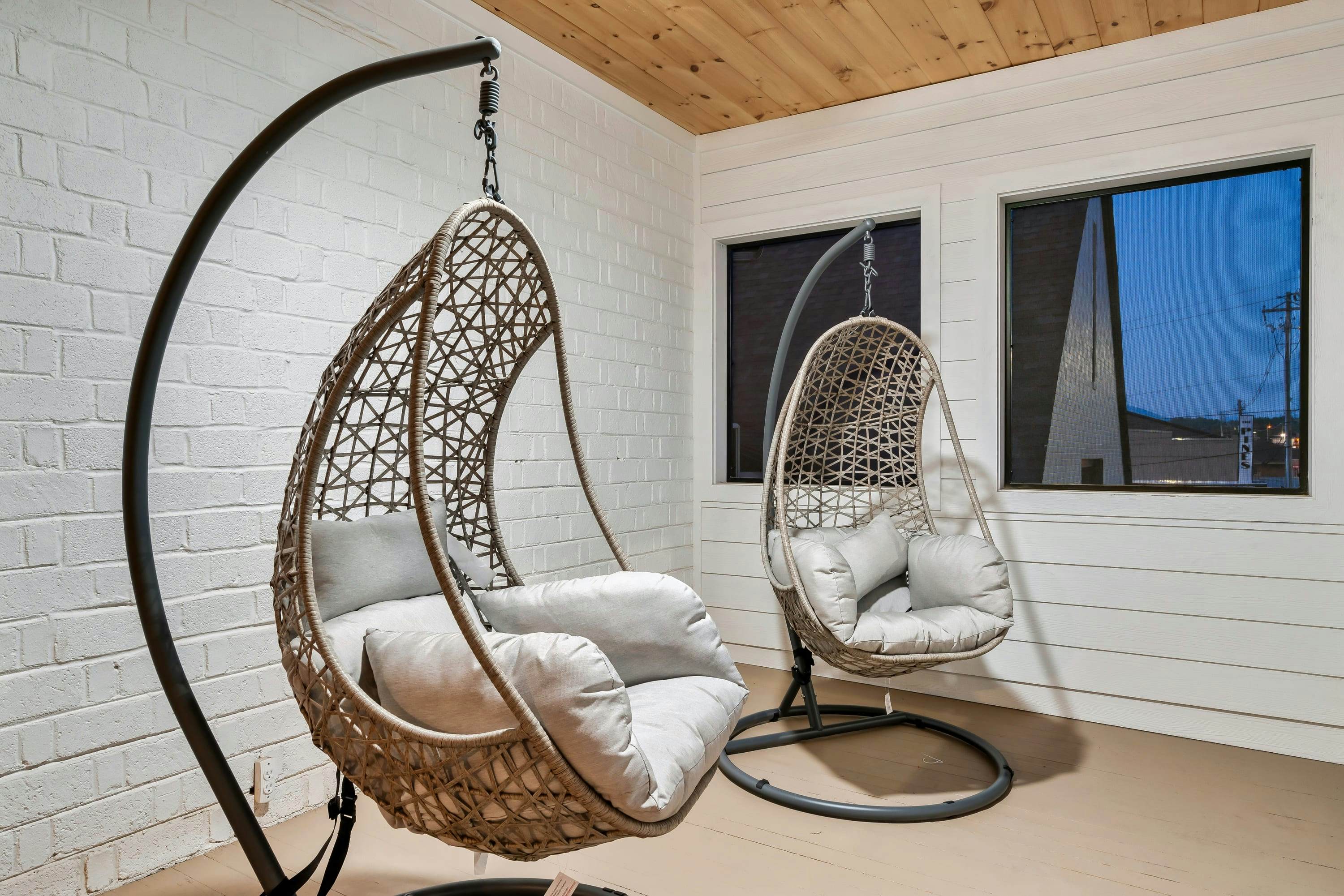 The Davis, Luxury Retreat Villa 1-Block from Dolly