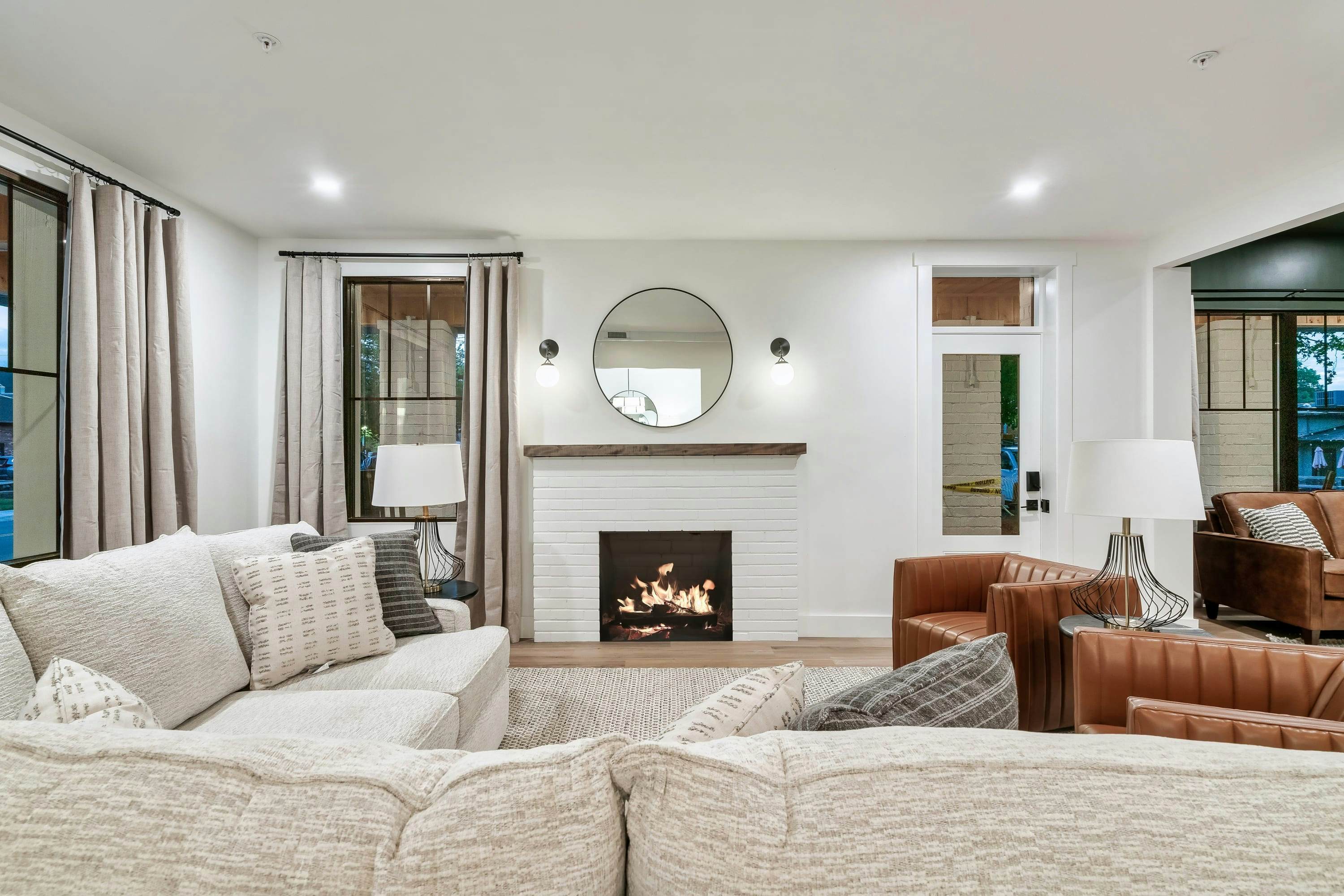 The Davis, Luxury Retreat Villa 1-Block from Dolly