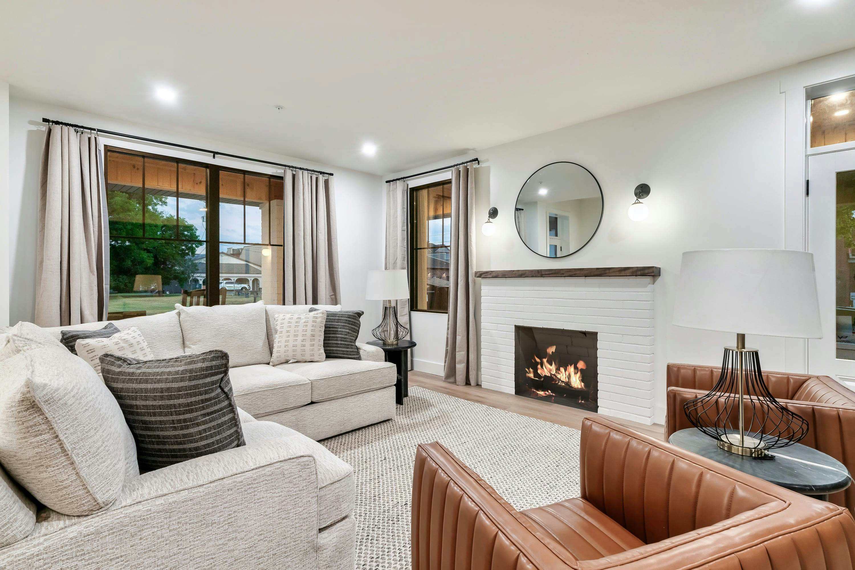 The Davis, Luxury Retreat Villa 1-Block from Dolly