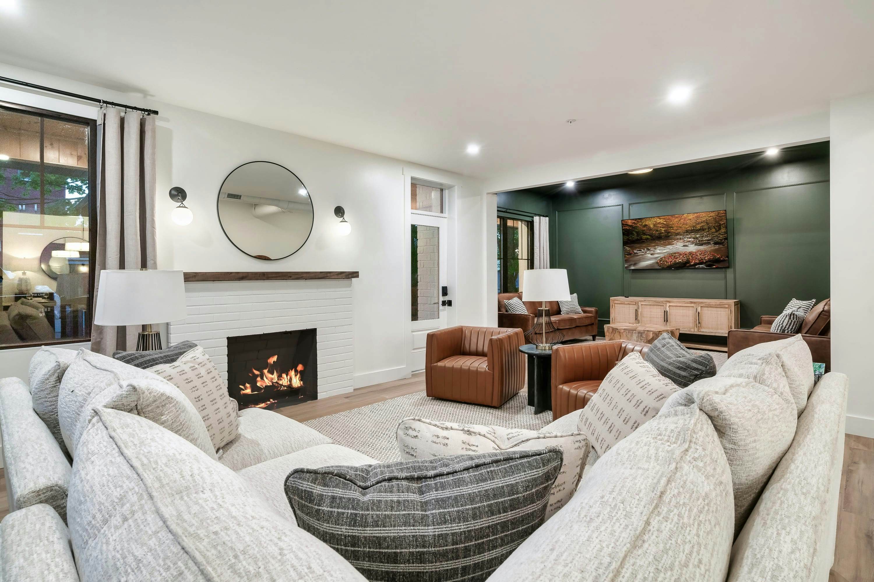 The Davis, Luxury Retreat Villa 1-Block from Dolly