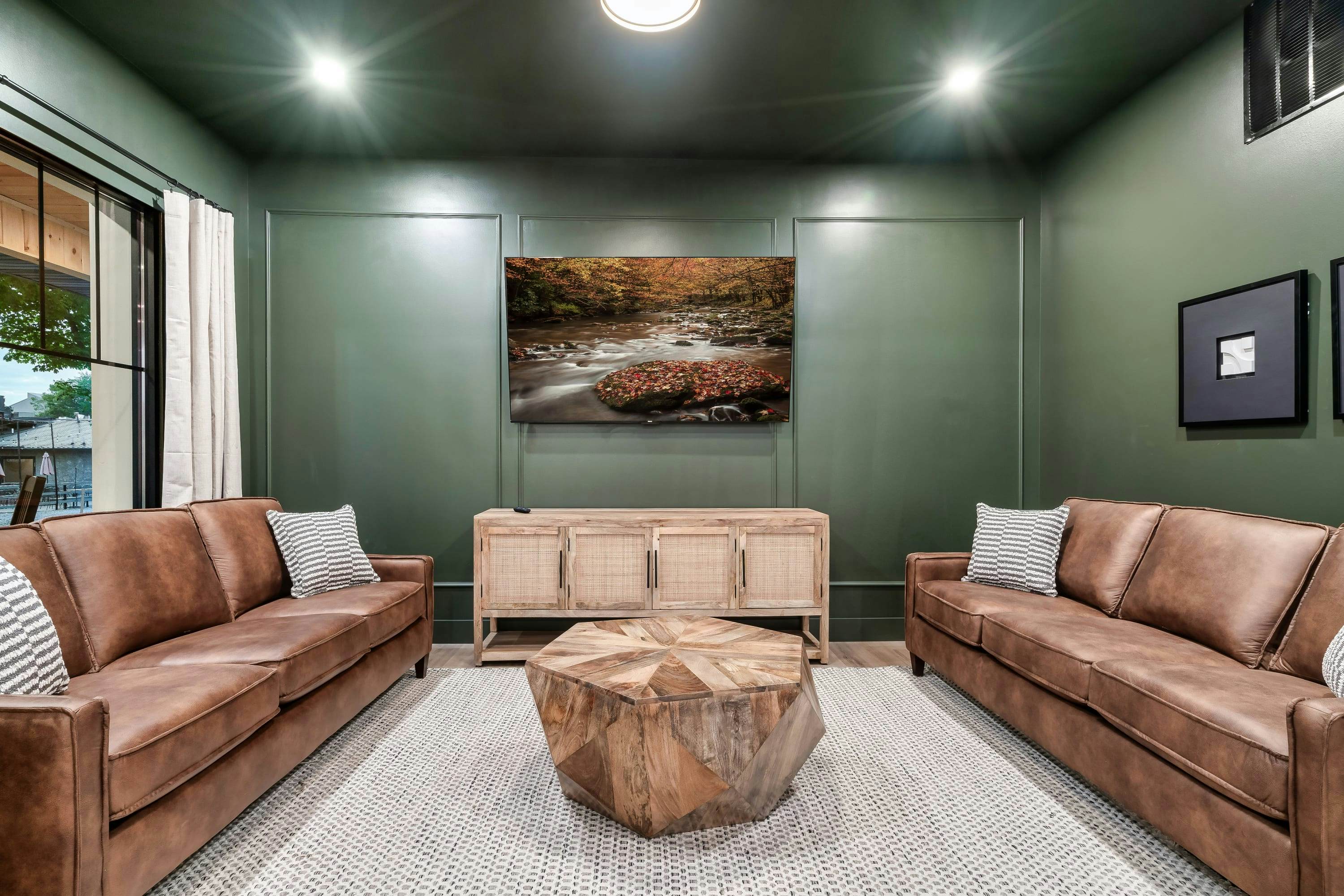 The Davis, Luxury Retreat Villa 1-Block from Dolly