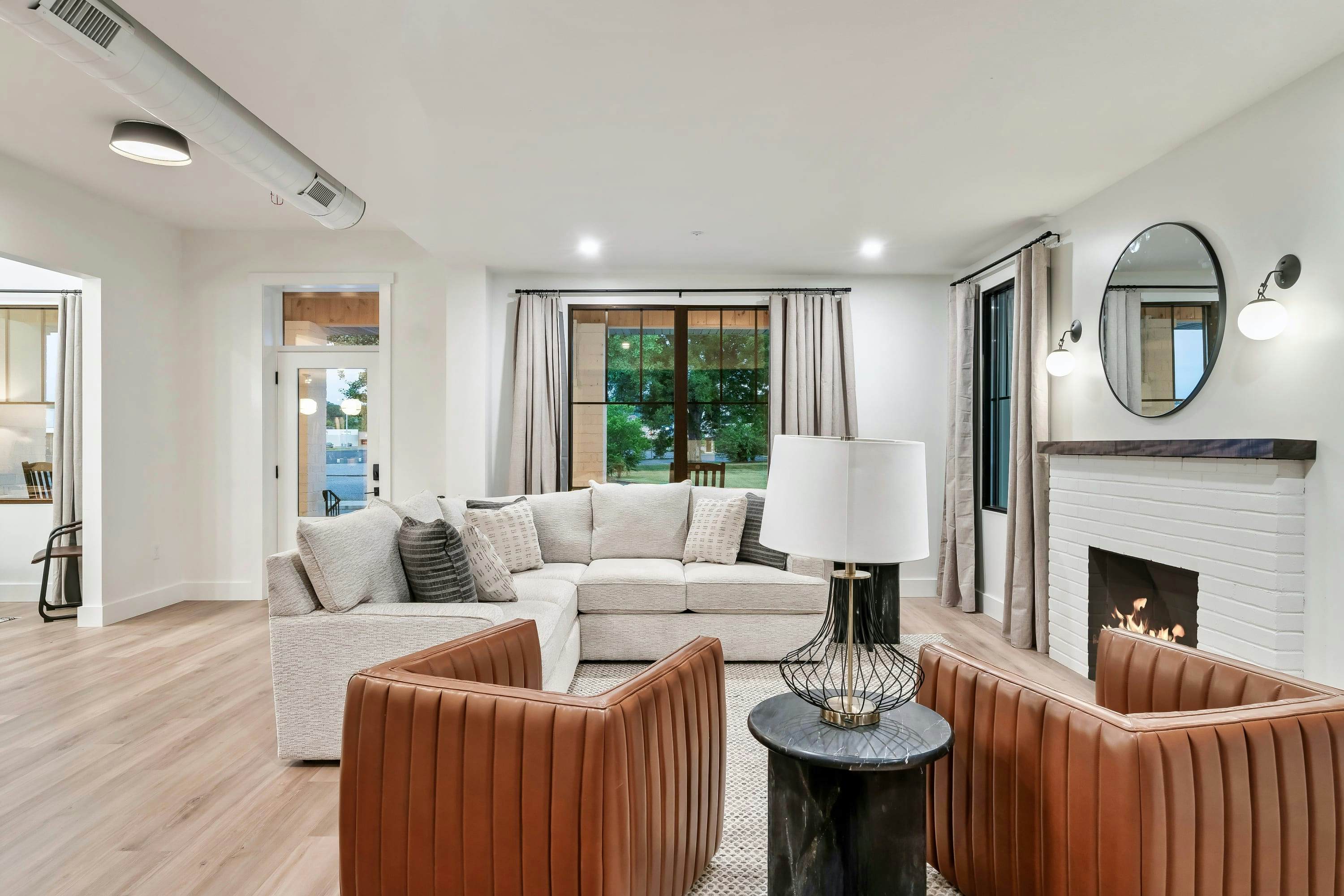 The Davis, Luxury Retreat Villa 1-Block from Dolly