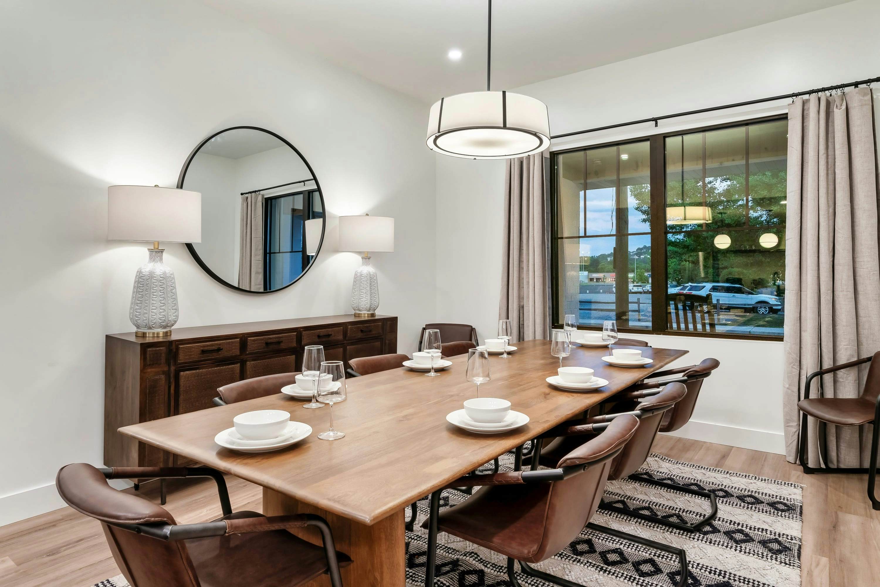 The Davis, Luxury Retreat Villa 1-Block from Dolly