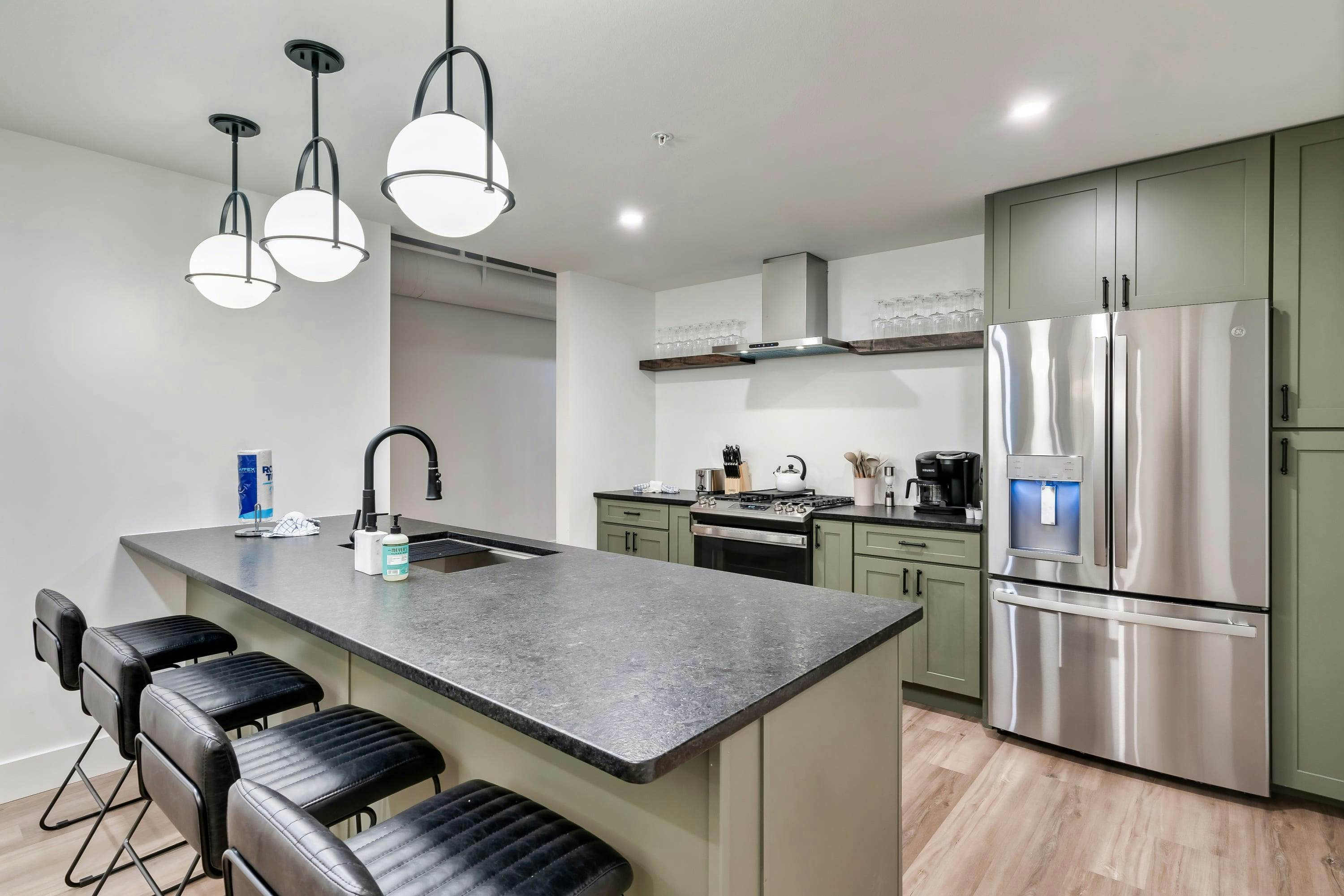 The Davis, Luxury Retreat Villa 1-Block from Dolly