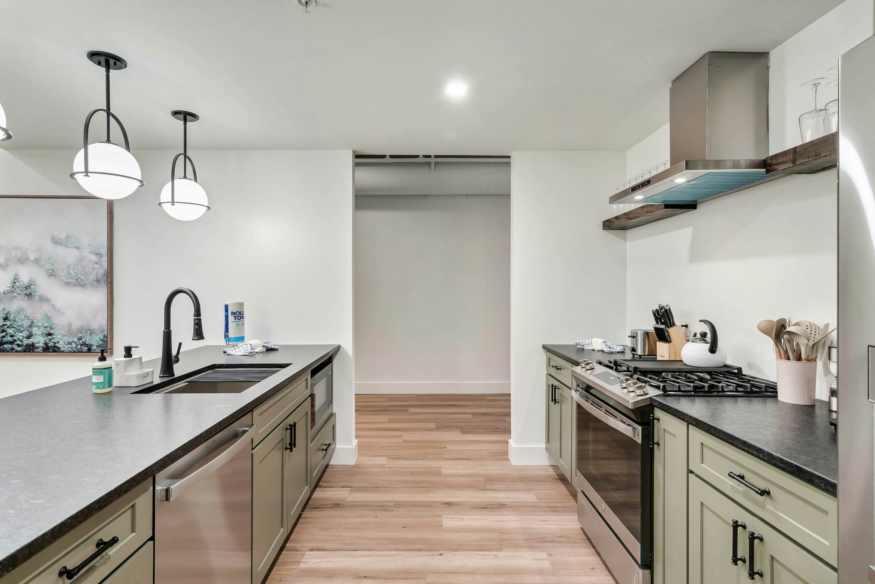 The Davis, Luxury Retreat Villa 1-Block from Dolly