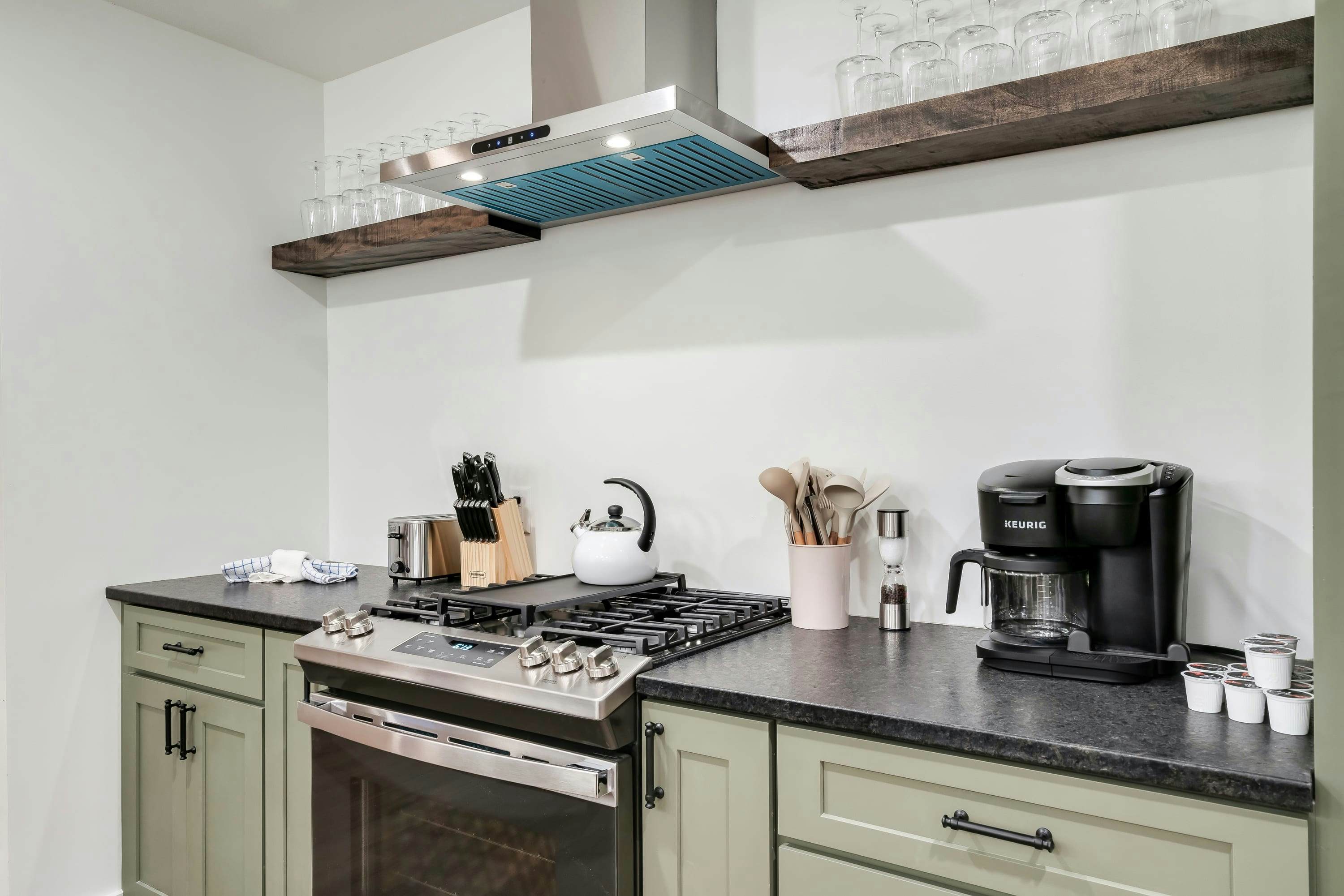 The Davis, Luxury Retreat Villa 1-Block from Dolly