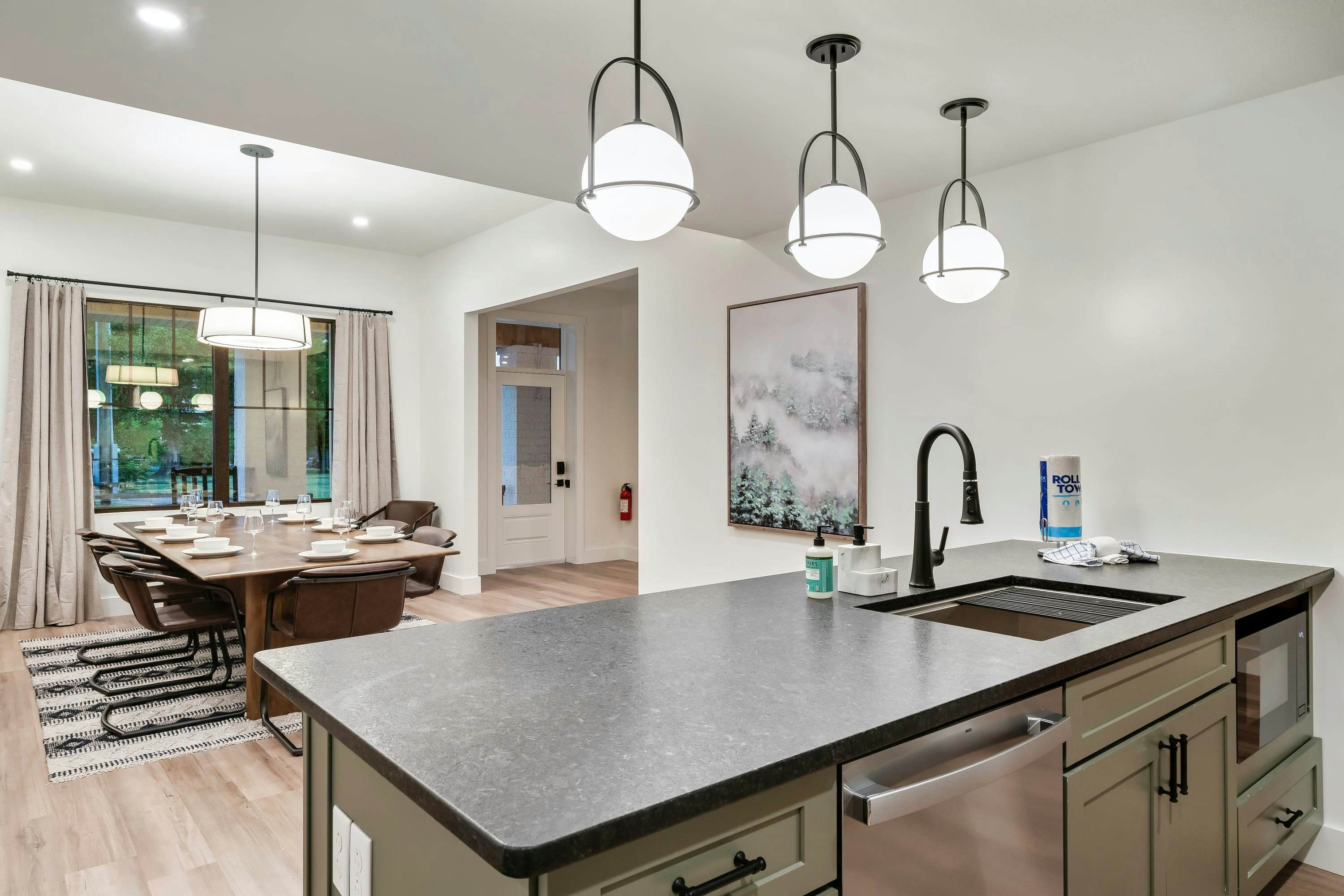 The Davis, Luxury Retreat Villa 1-Block from Dolly