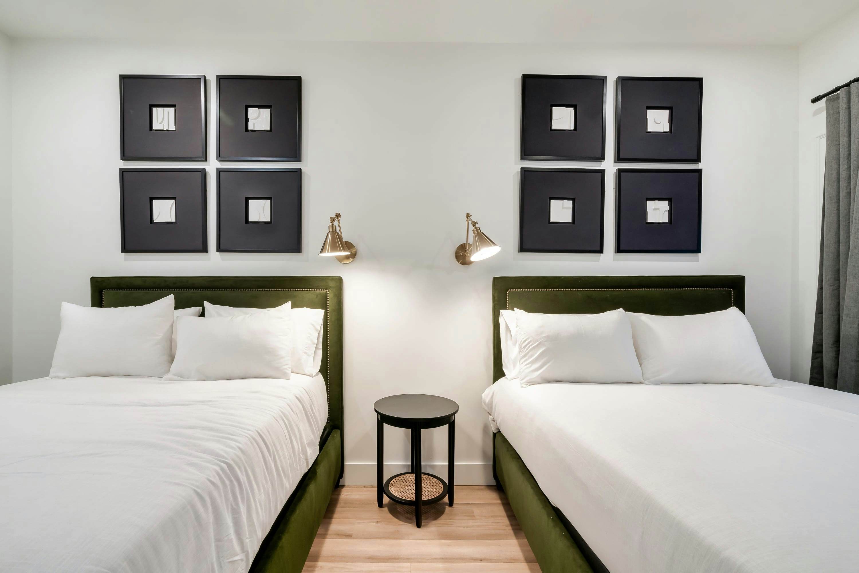 The Davis, Luxury Retreat Villa 1-Block from Dolly