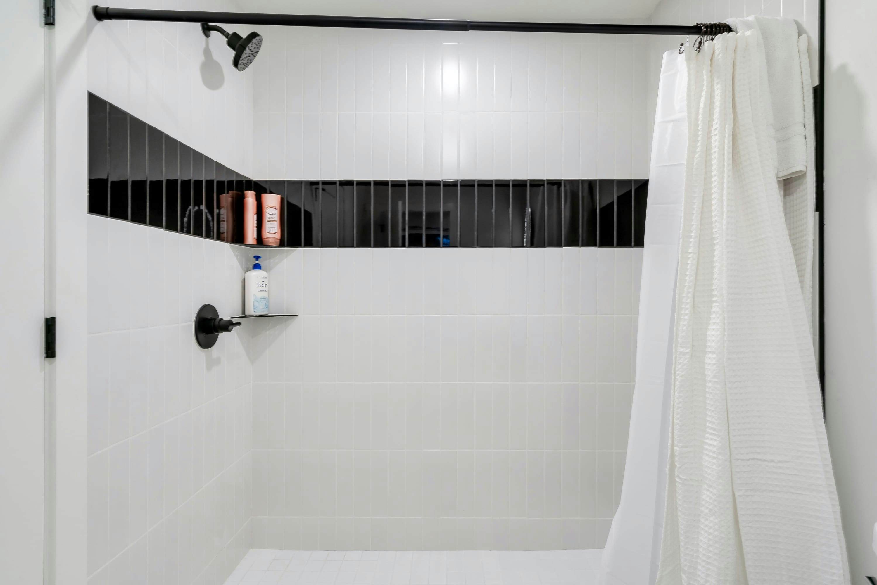 The Davis, Luxury Retreat Villa 1-Block from Dolly