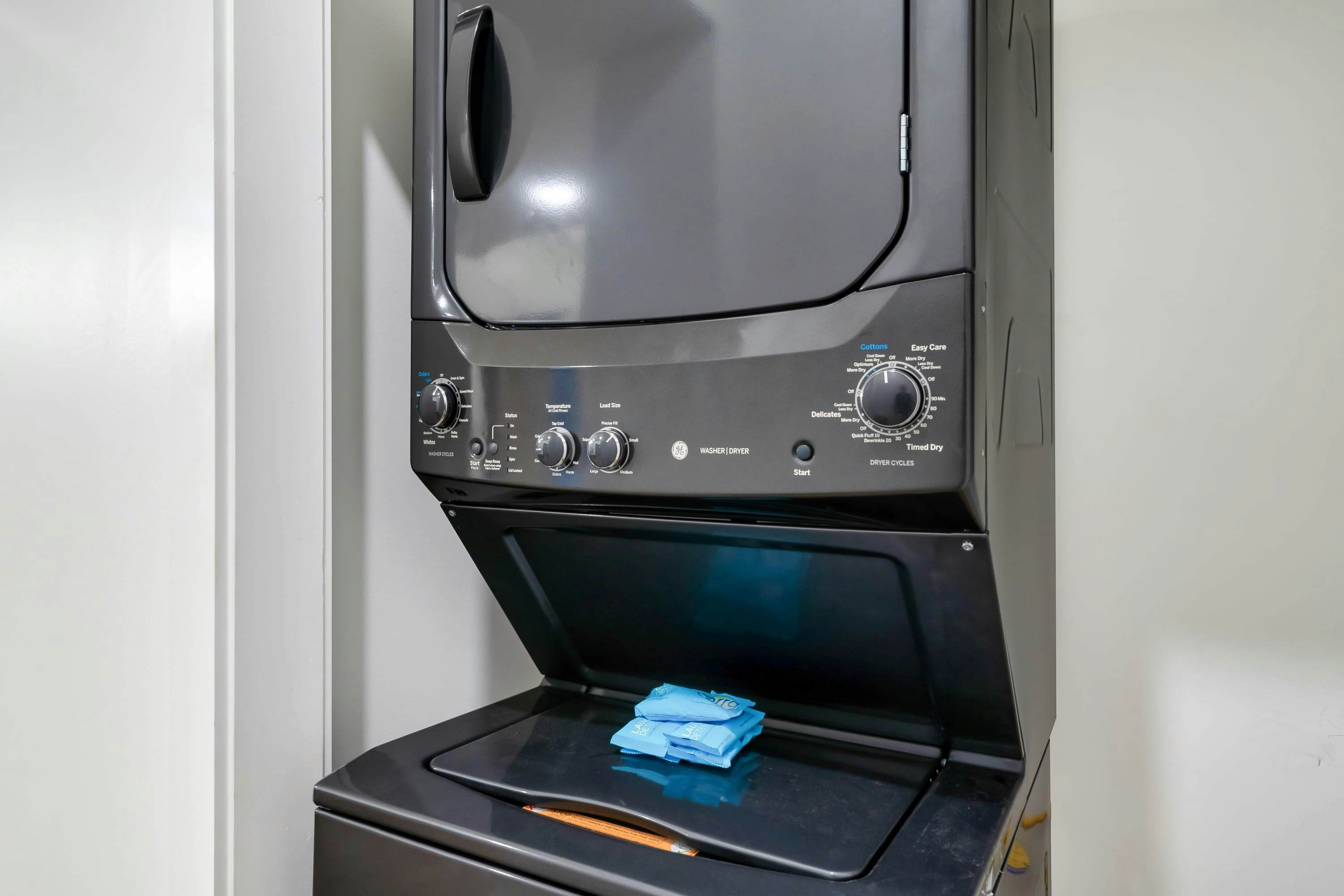 The Davis, Luxury Retreat Villa 1-Block from Dolly