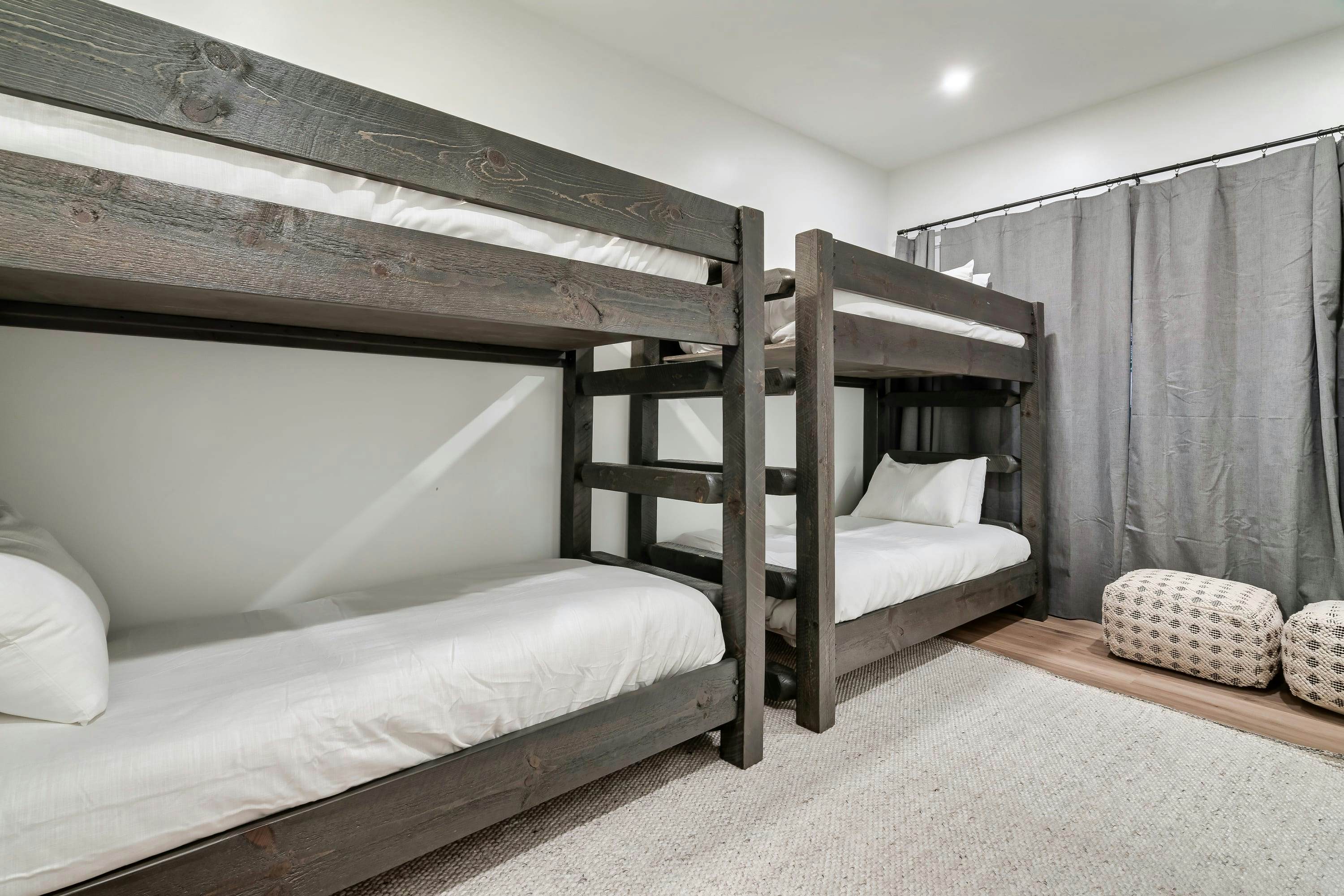 The Davis, Luxury Retreat Villa 1-Block from Dolly