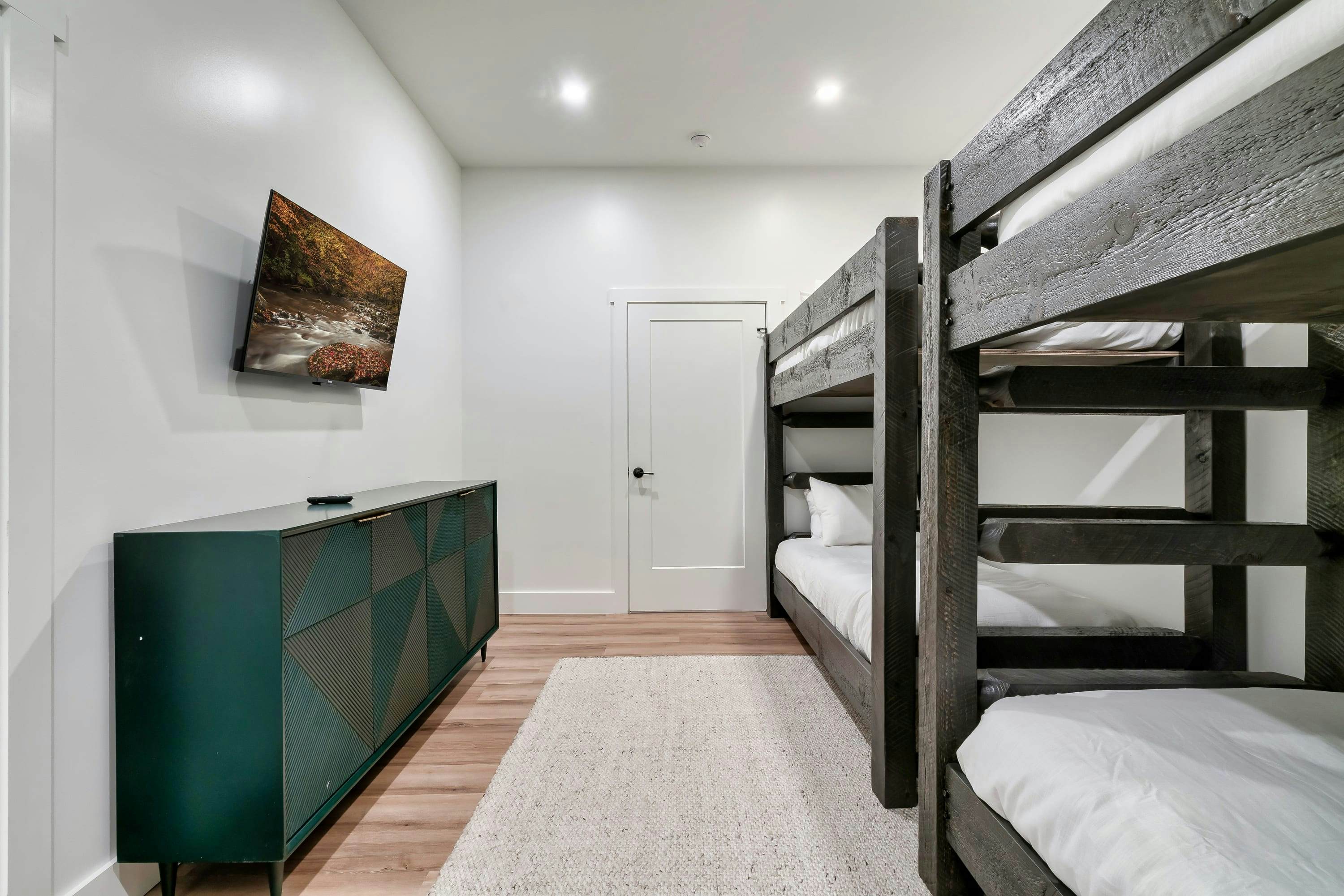 The Davis, Luxury Retreat Villa 1-Block from Dolly