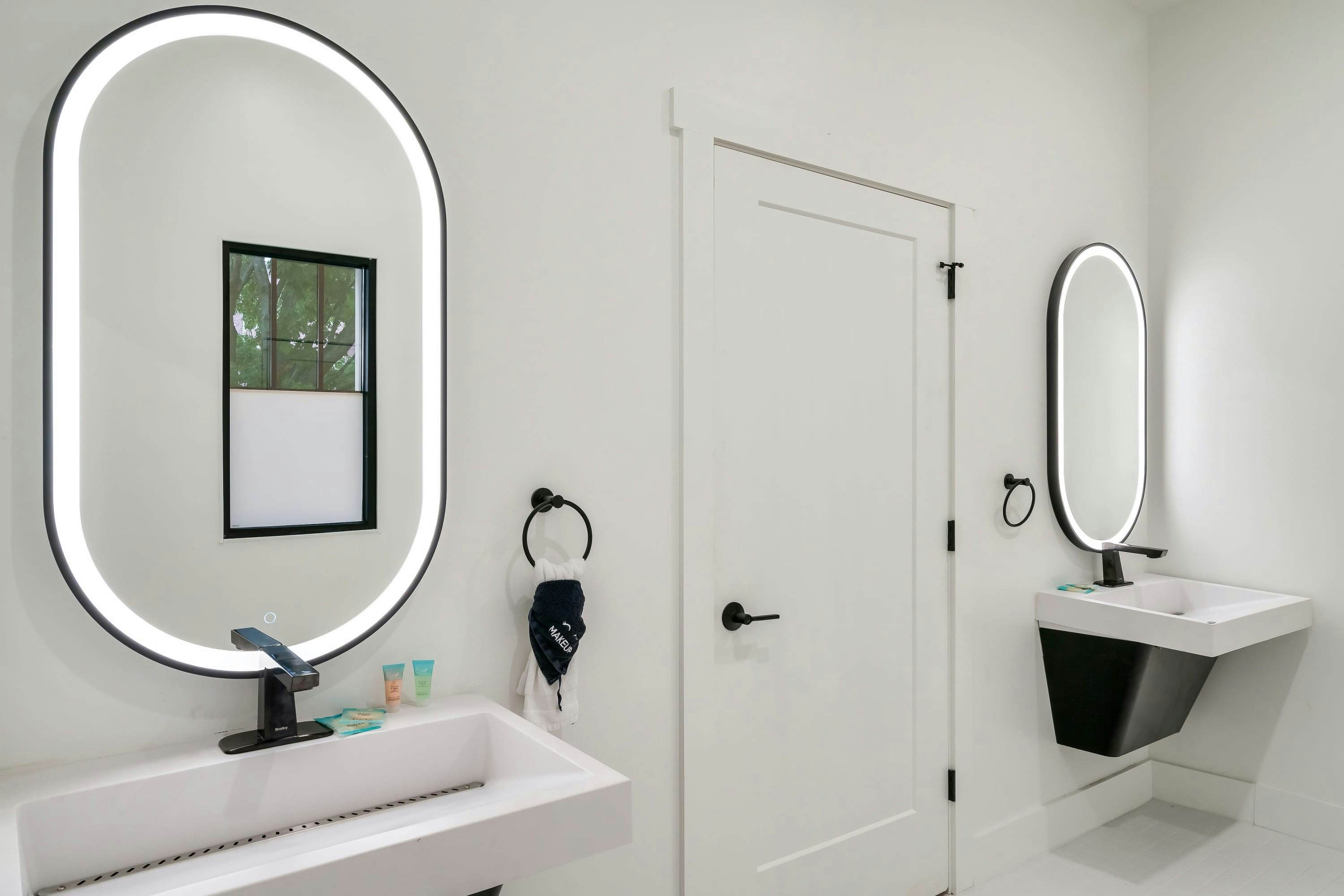 The Davis, Luxury Retreat Villa 1-Block from Dolly