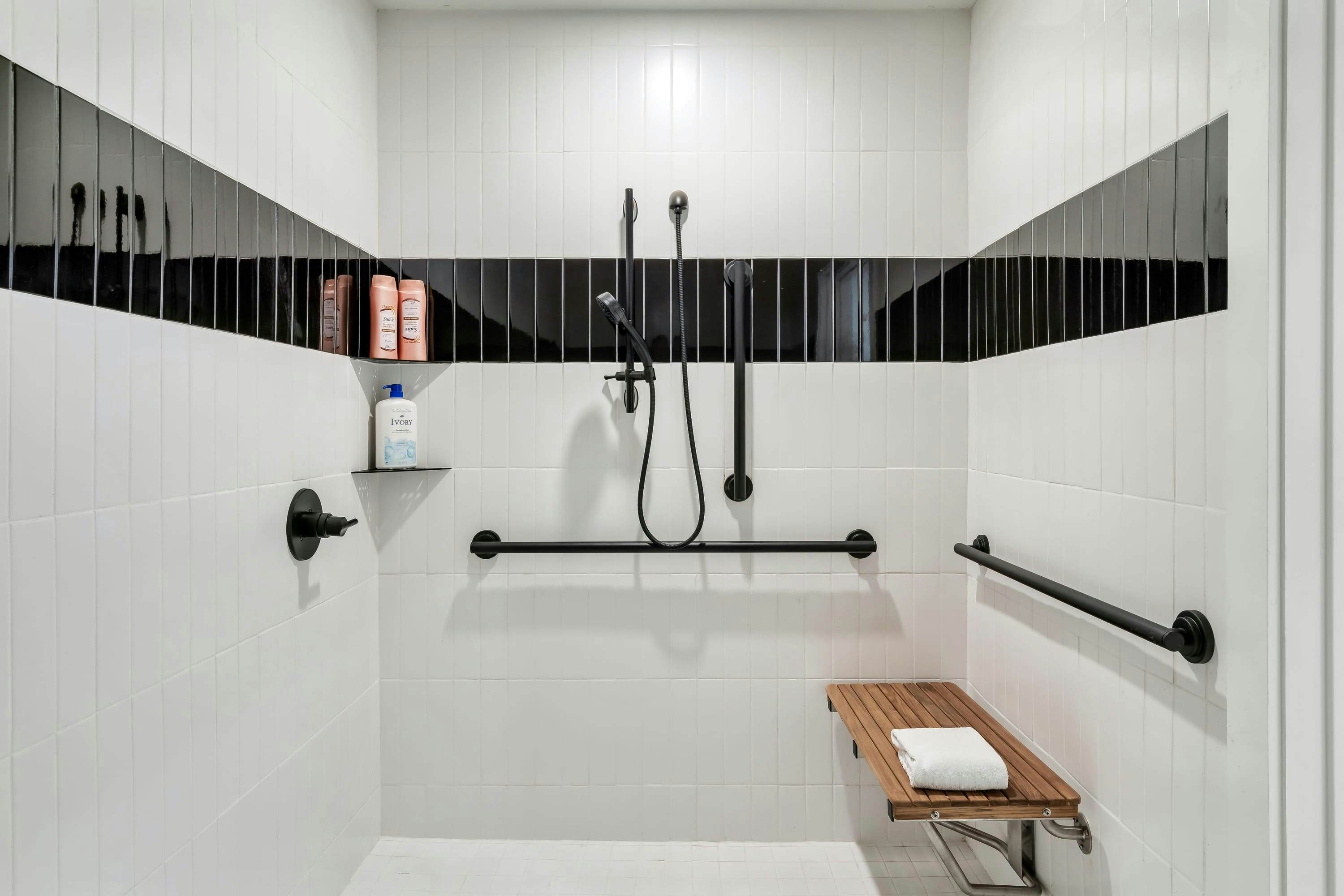 The Davis, Luxury Retreat Villa 1-Block from Dolly