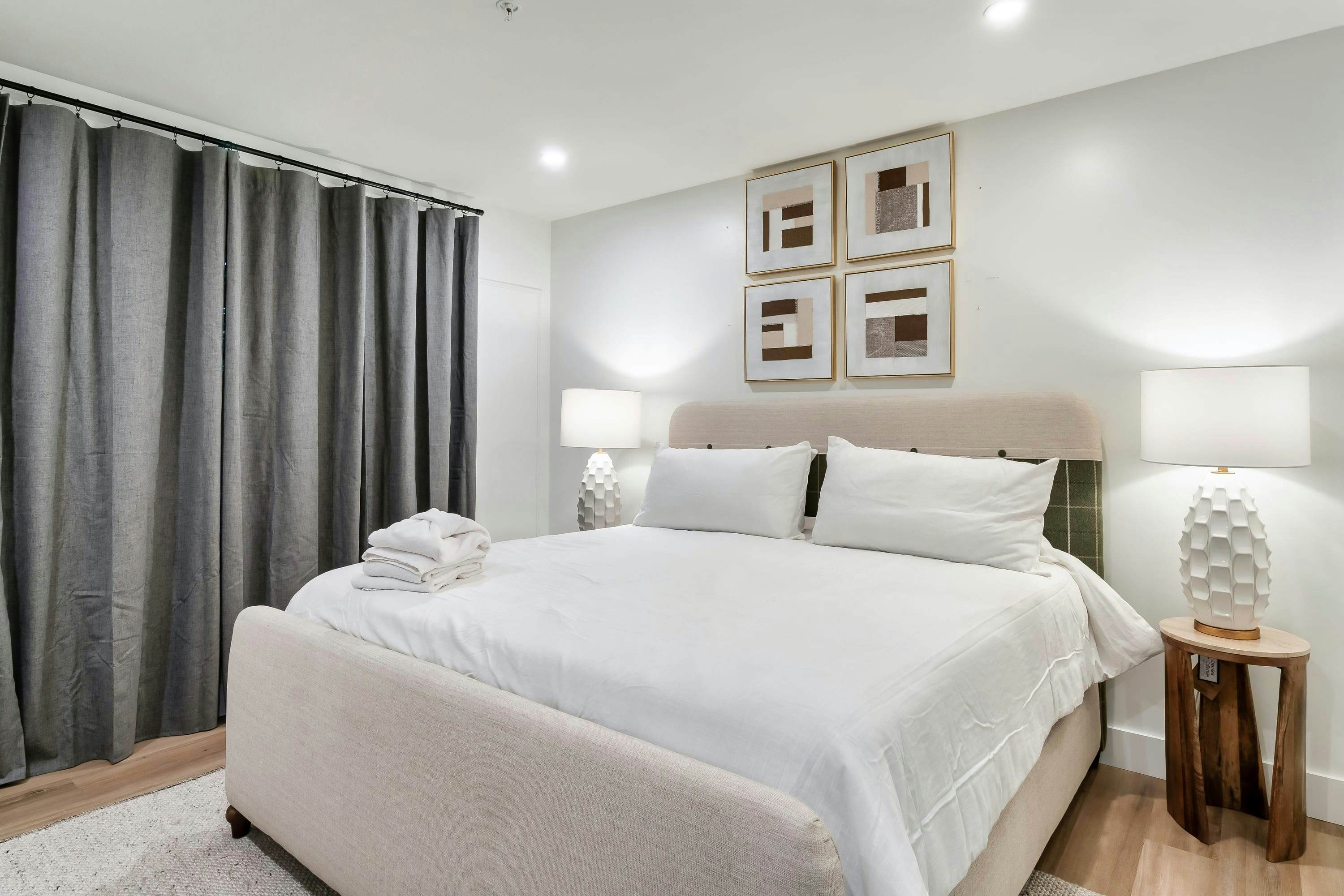 The Davis, Luxury Retreat Villa 1-Block from Dolly