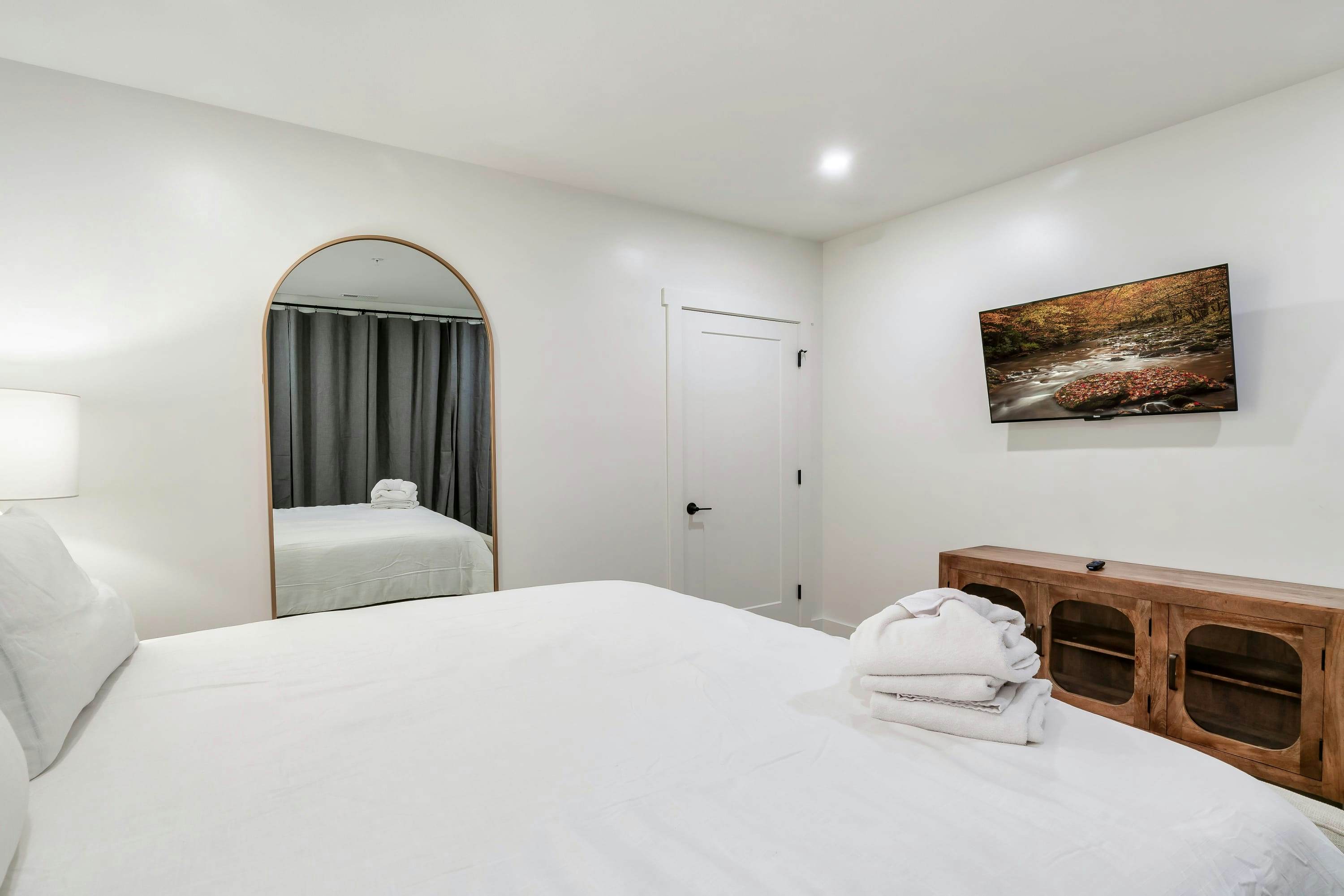 The Davis, Luxury Retreat Villa 1-Block from Dolly