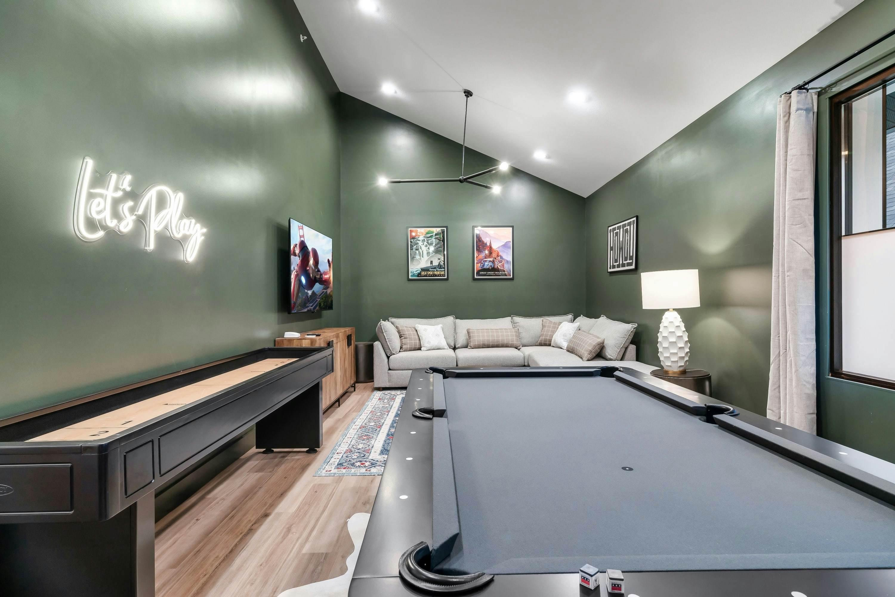 The Davis, Luxury Retreat Villa 1-Block from Dolly