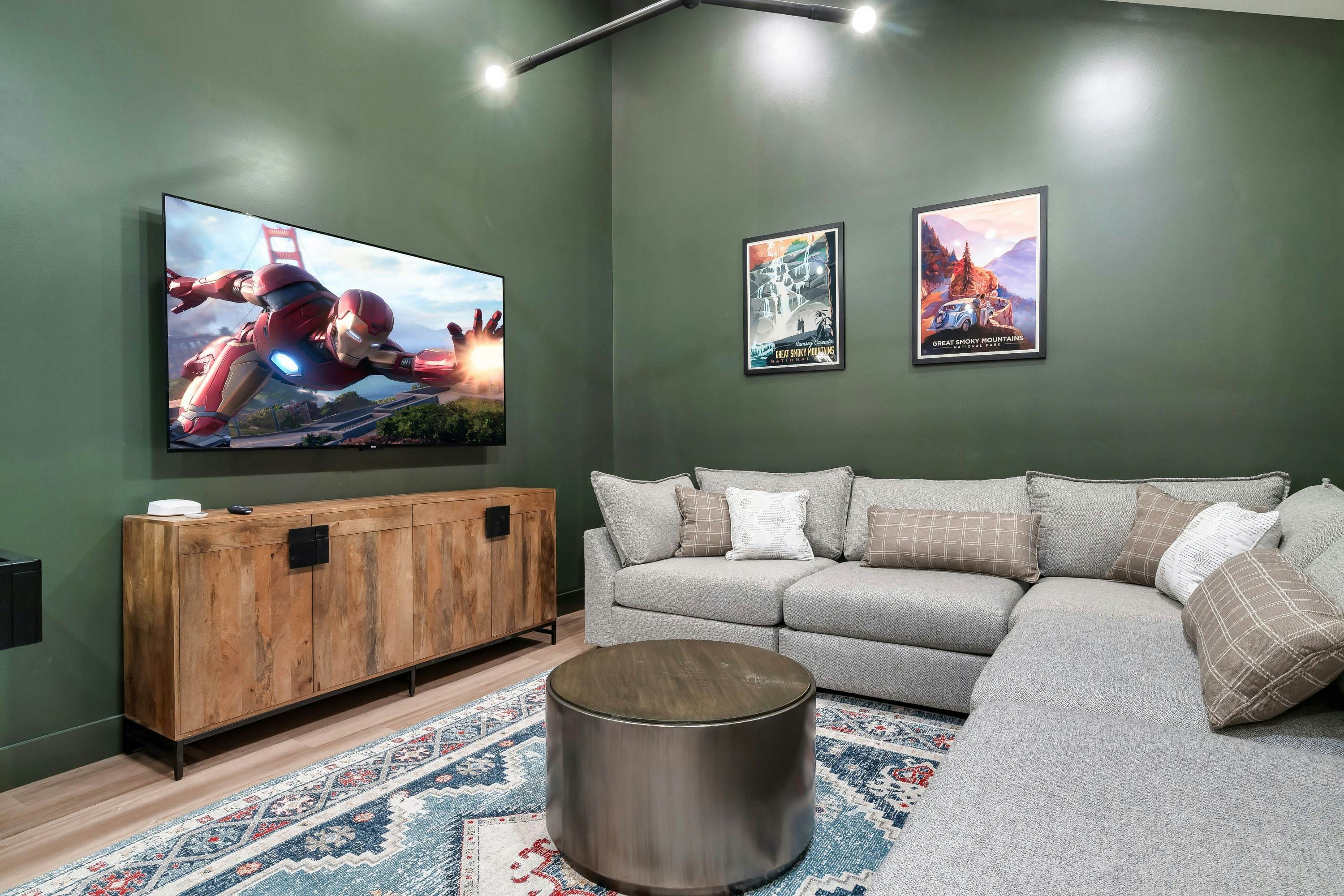 The Davis, Luxury Retreat Villa 1-Block from Dolly