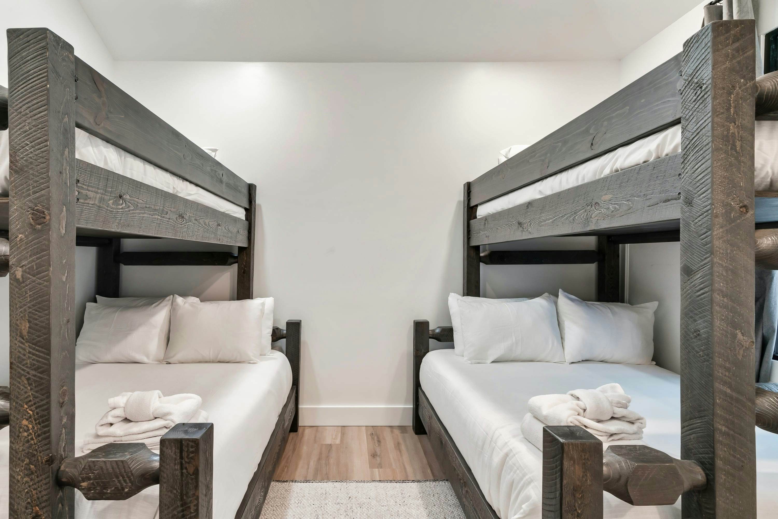 The Davis, Luxury Retreat Villa 1-Block from Dolly