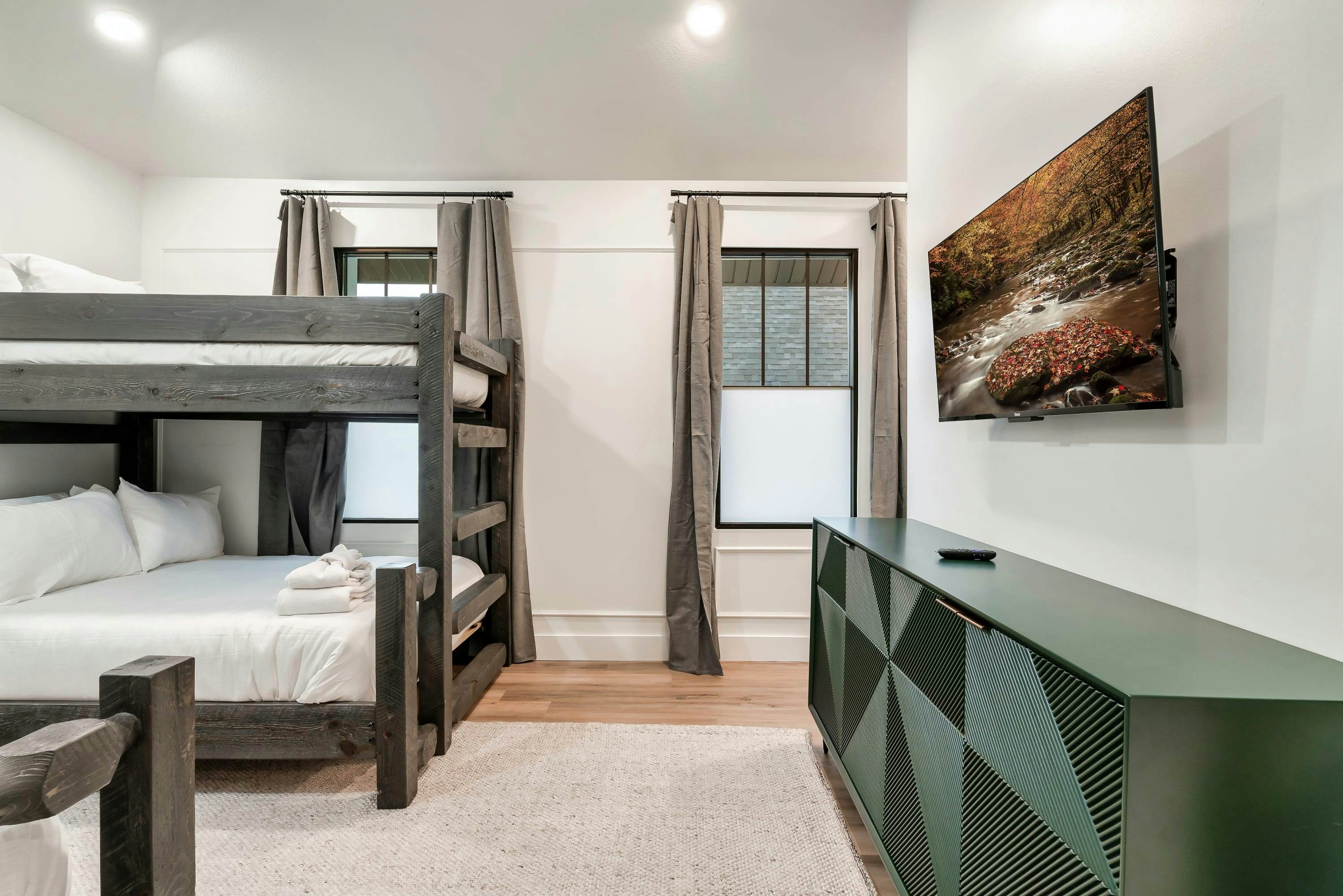 The Davis, Luxury Retreat Villa 1-Block from Dolly