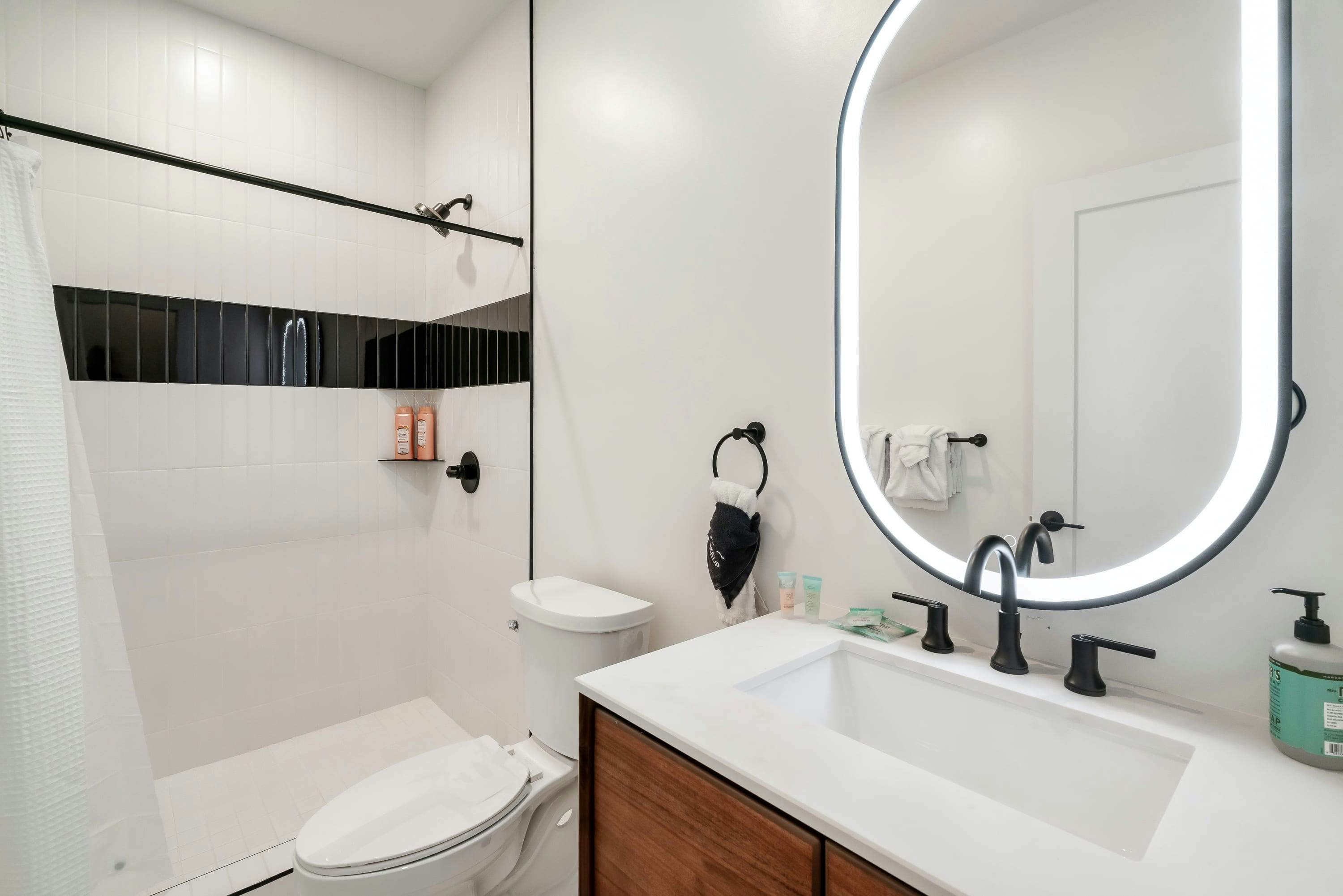 The Davis, Luxury Retreat Villa 1-Block from Dolly