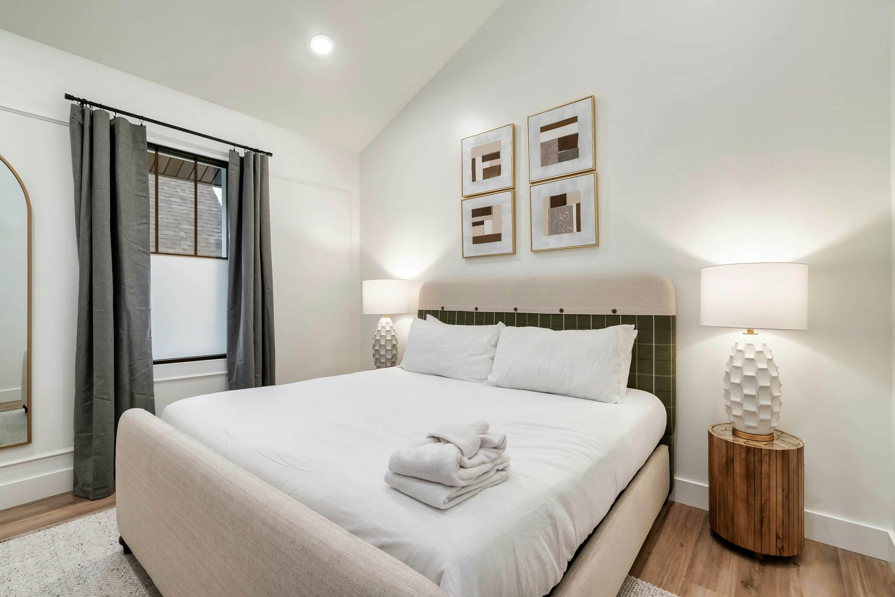 The Davis, Luxury Retreat Villa 1-Block from Dolly