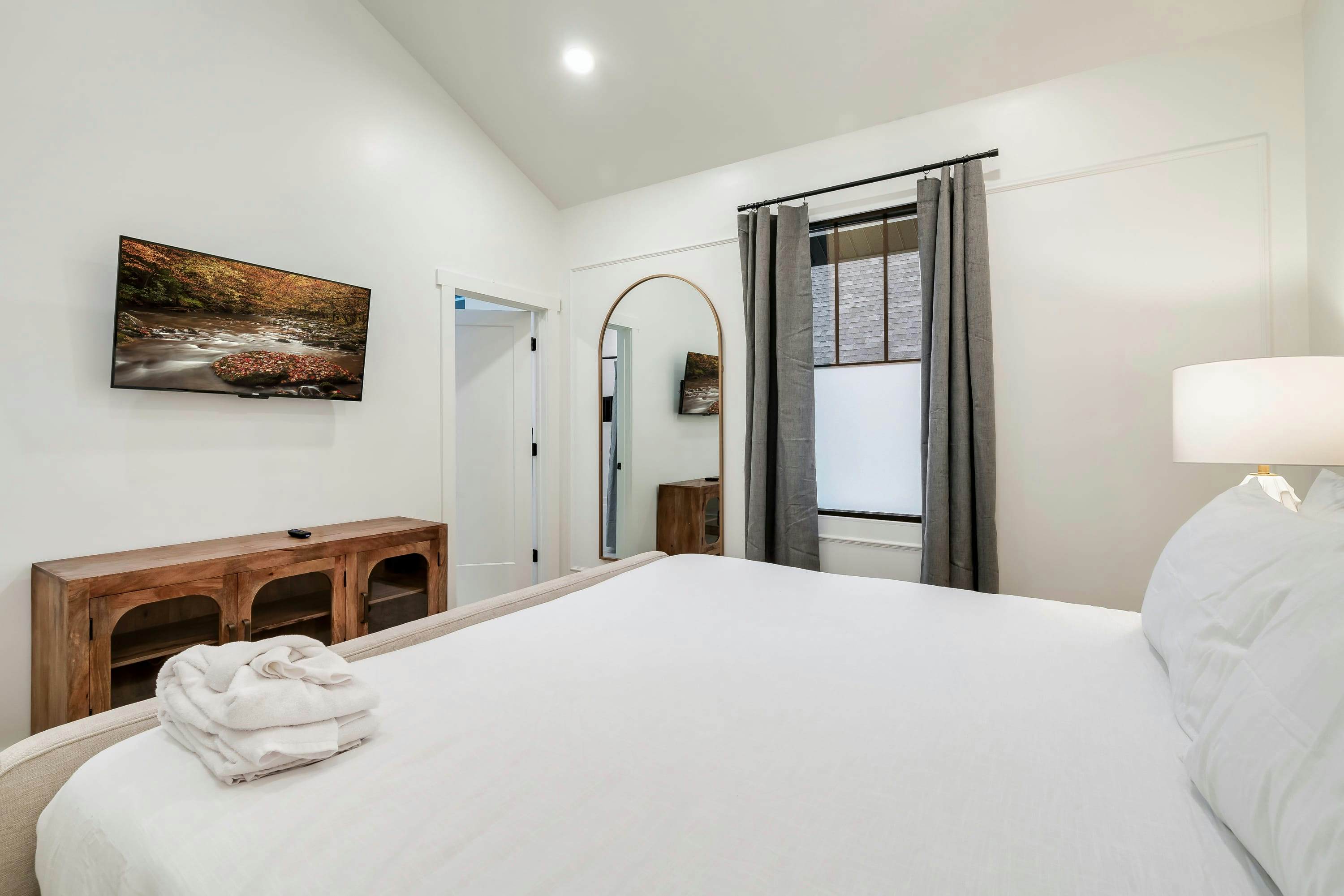 The Davis, Luxury Retreat Villa 1-Block from Dolly