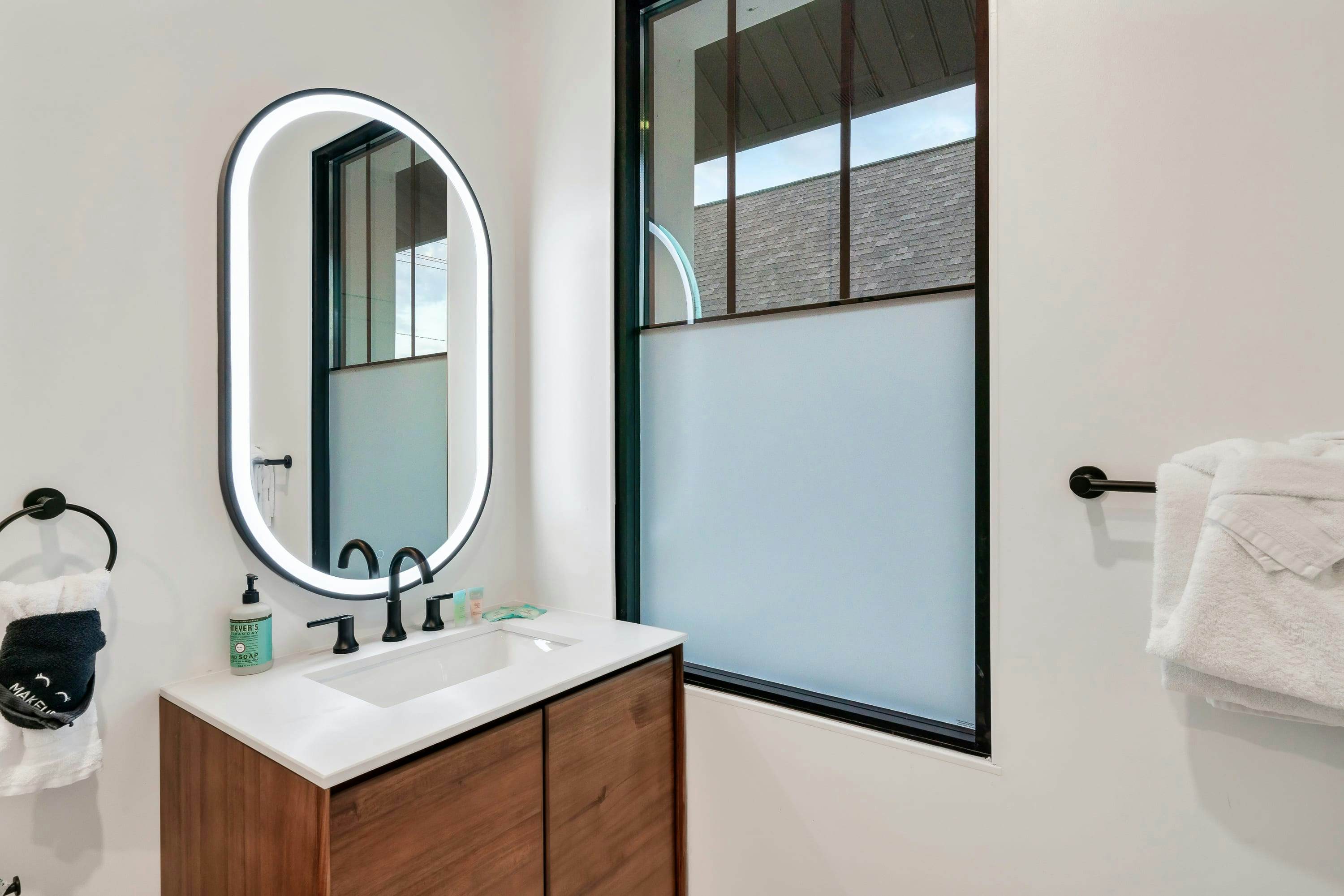 The Davis, Luxury Retreat Villa 1-Block from Dolly