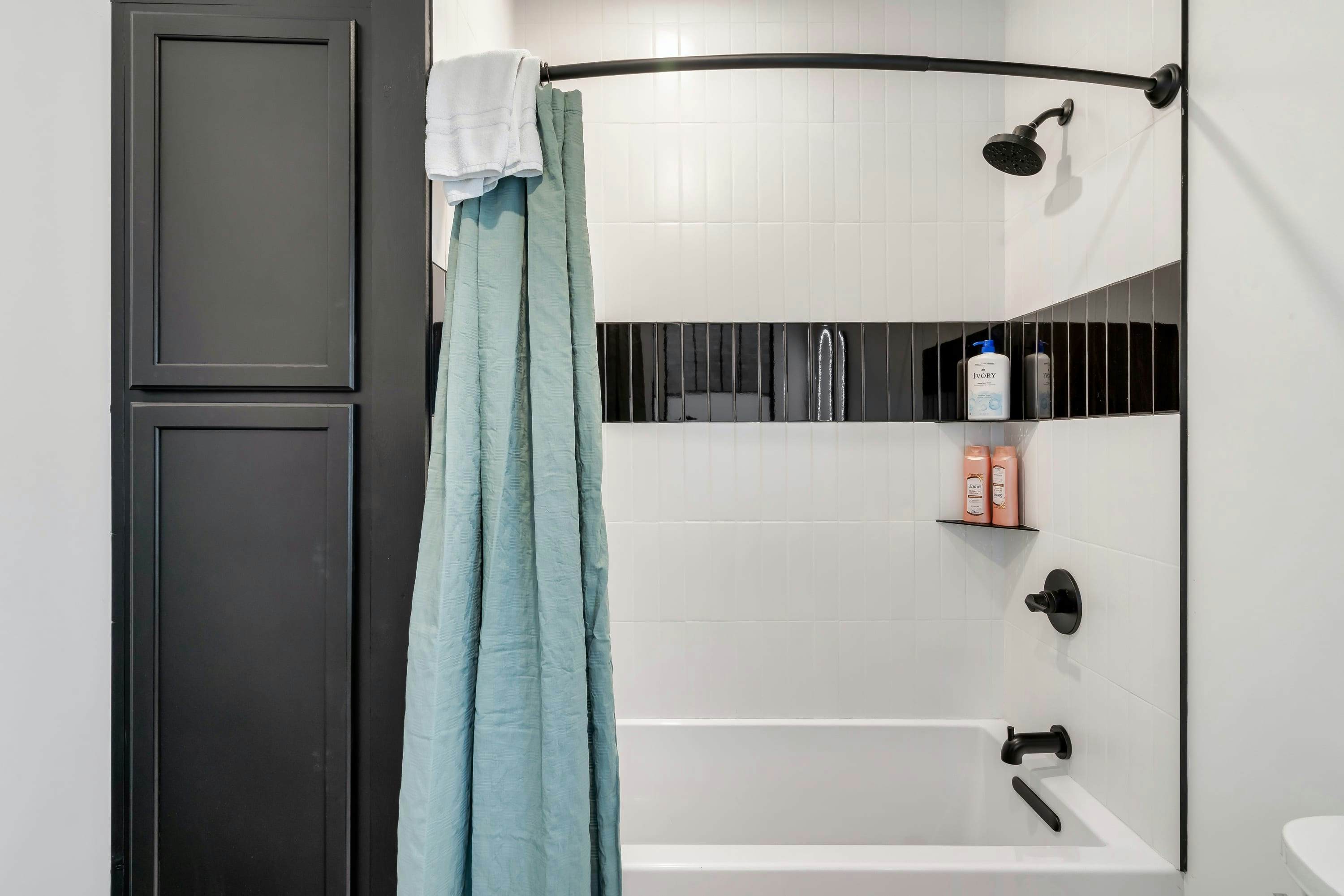 The Davis, Luxury Retreat Villa 1-Block from Dolly