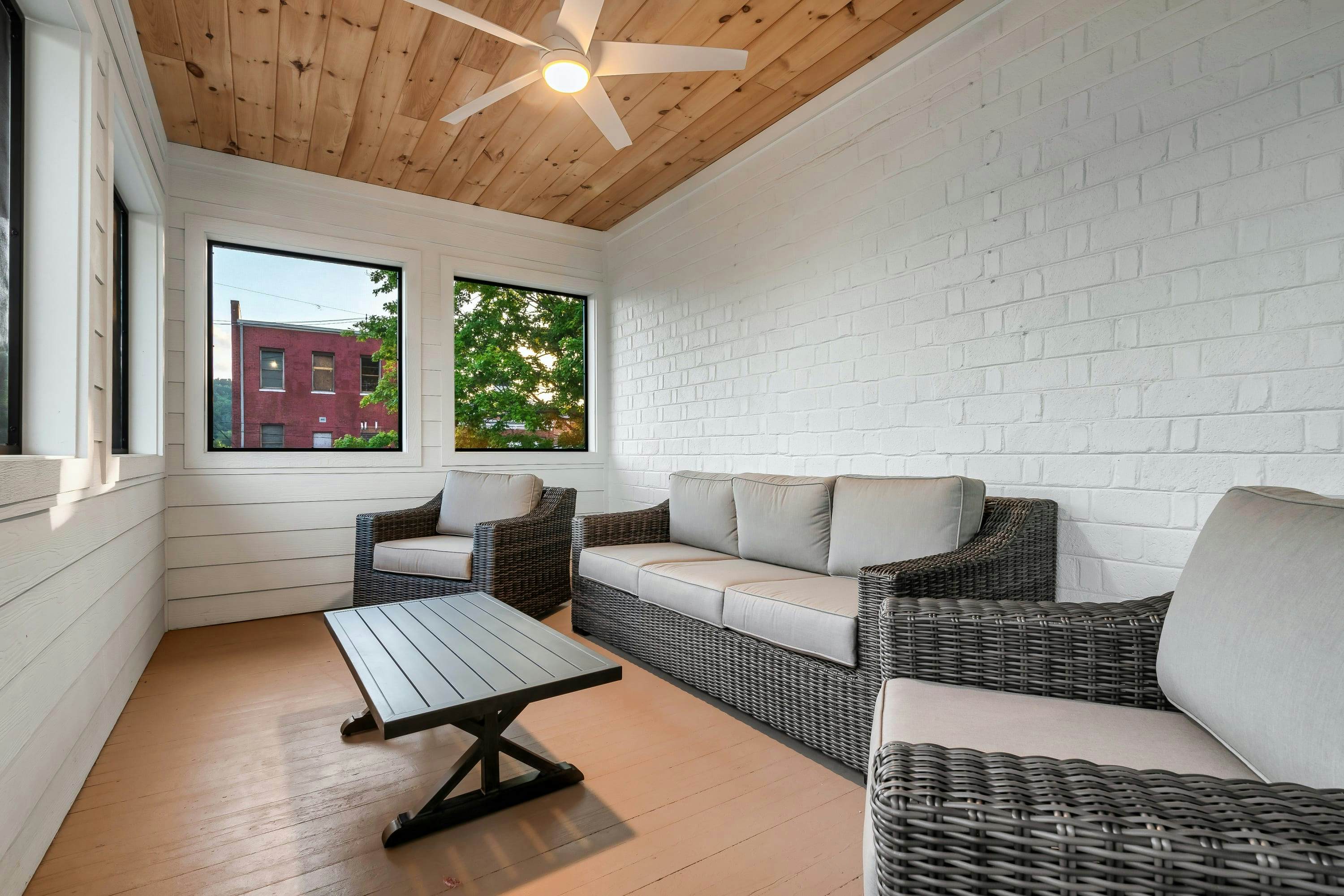 The Davis, Luxury Retreat Villa 1-Block from Dolly