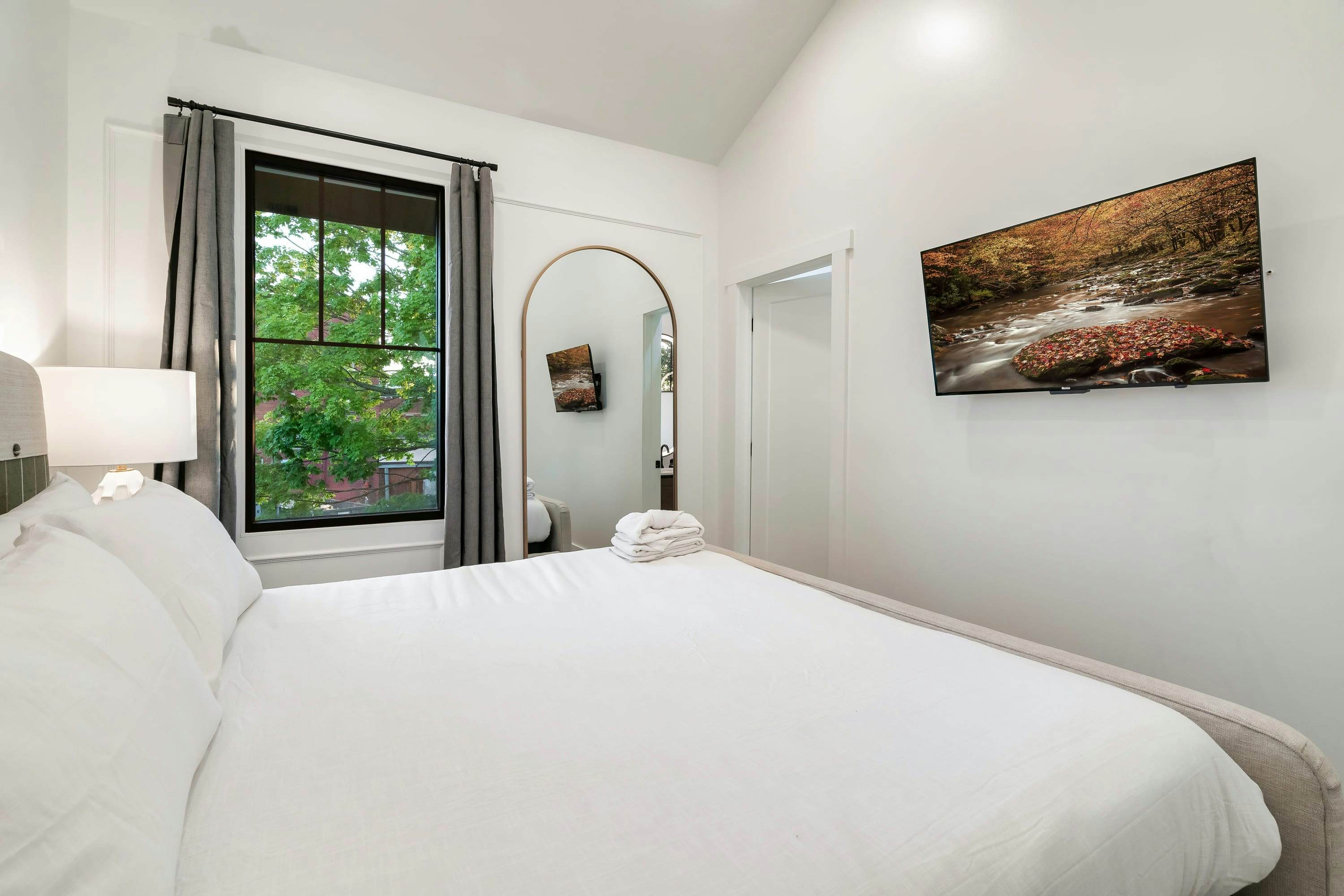 The Davis, Luxury Retreat Villa 1-Block from Dolly