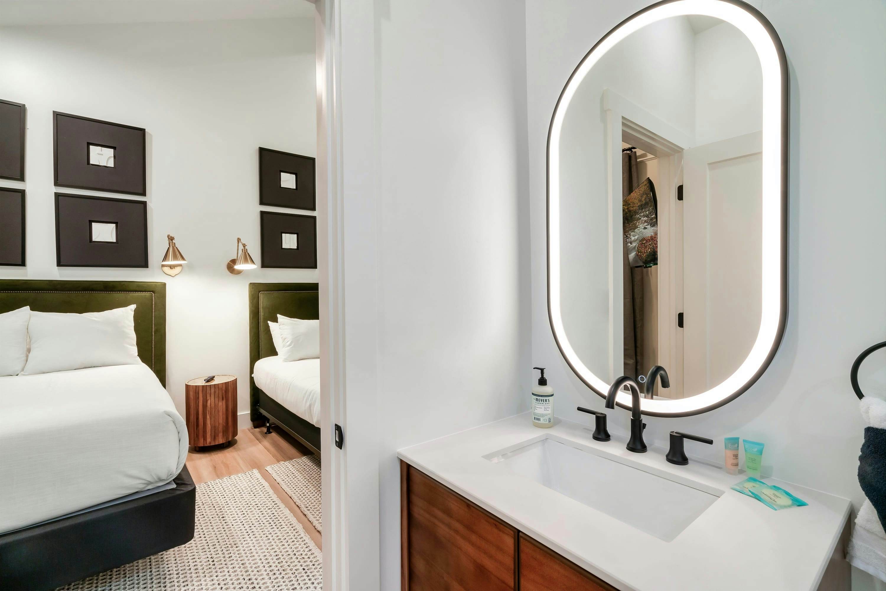 The Davis, Luxury Retreat Villa 1-Block from Dolly