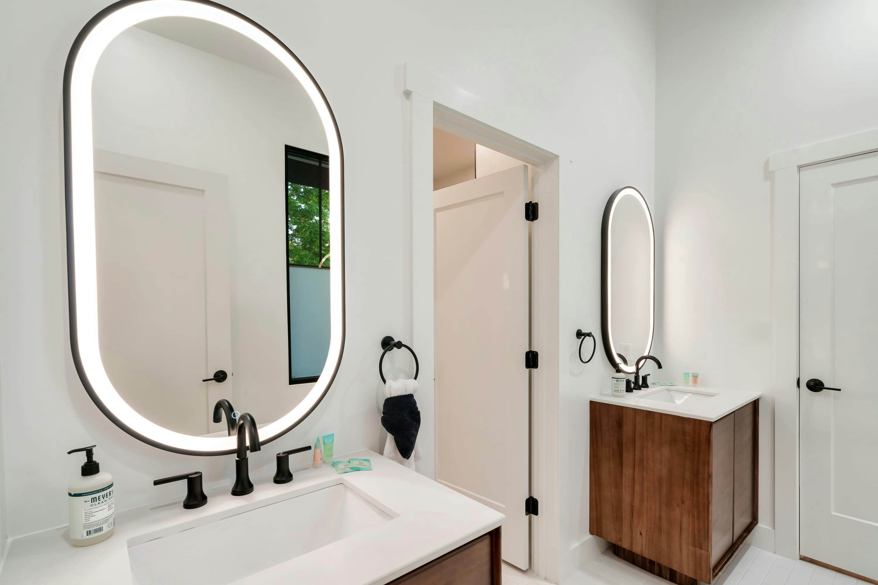 The Davis, Luxury Retreat Villa 1-Block from Dolly