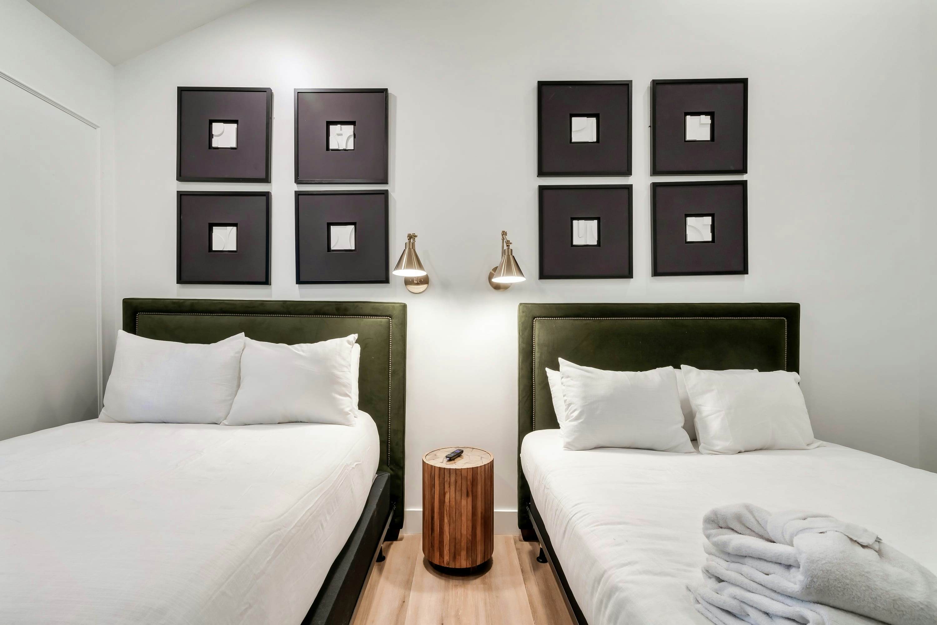 The Davis, Luxury Retreat Villa 1-Block from Dolly