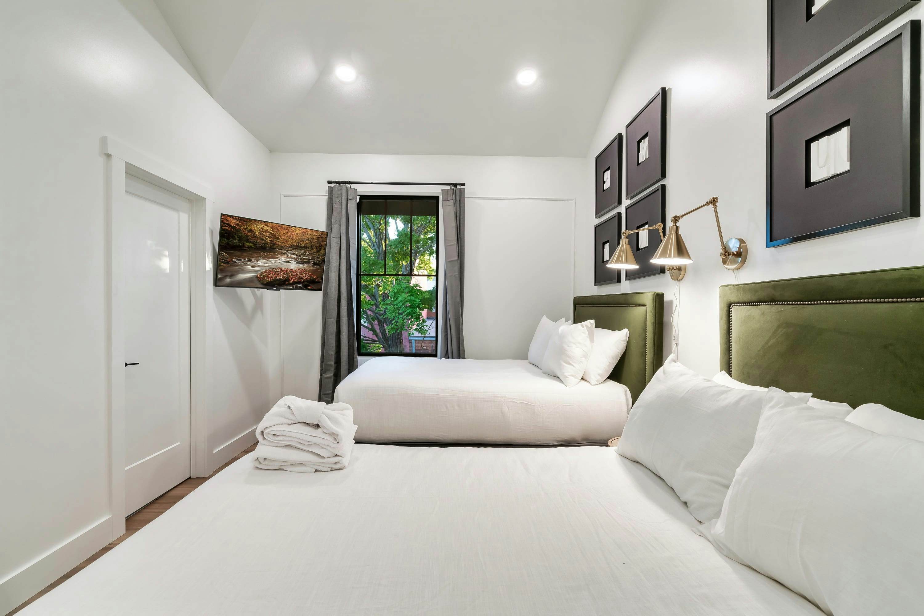 The Davis, Luxury Retreat Villa 1-Block from Dolly