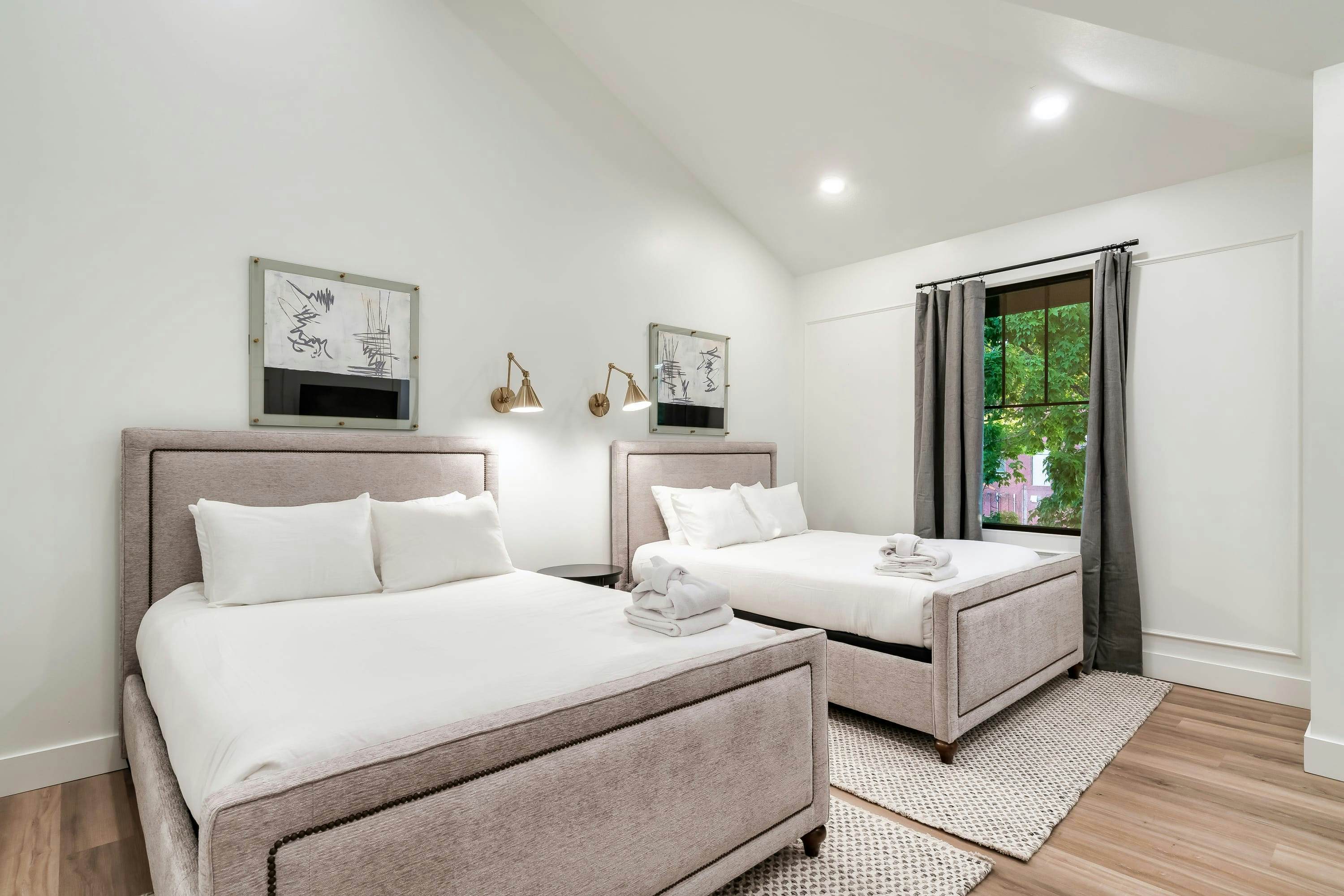 The Davis, Luxury Retreat Villa 1-Block from Dolly